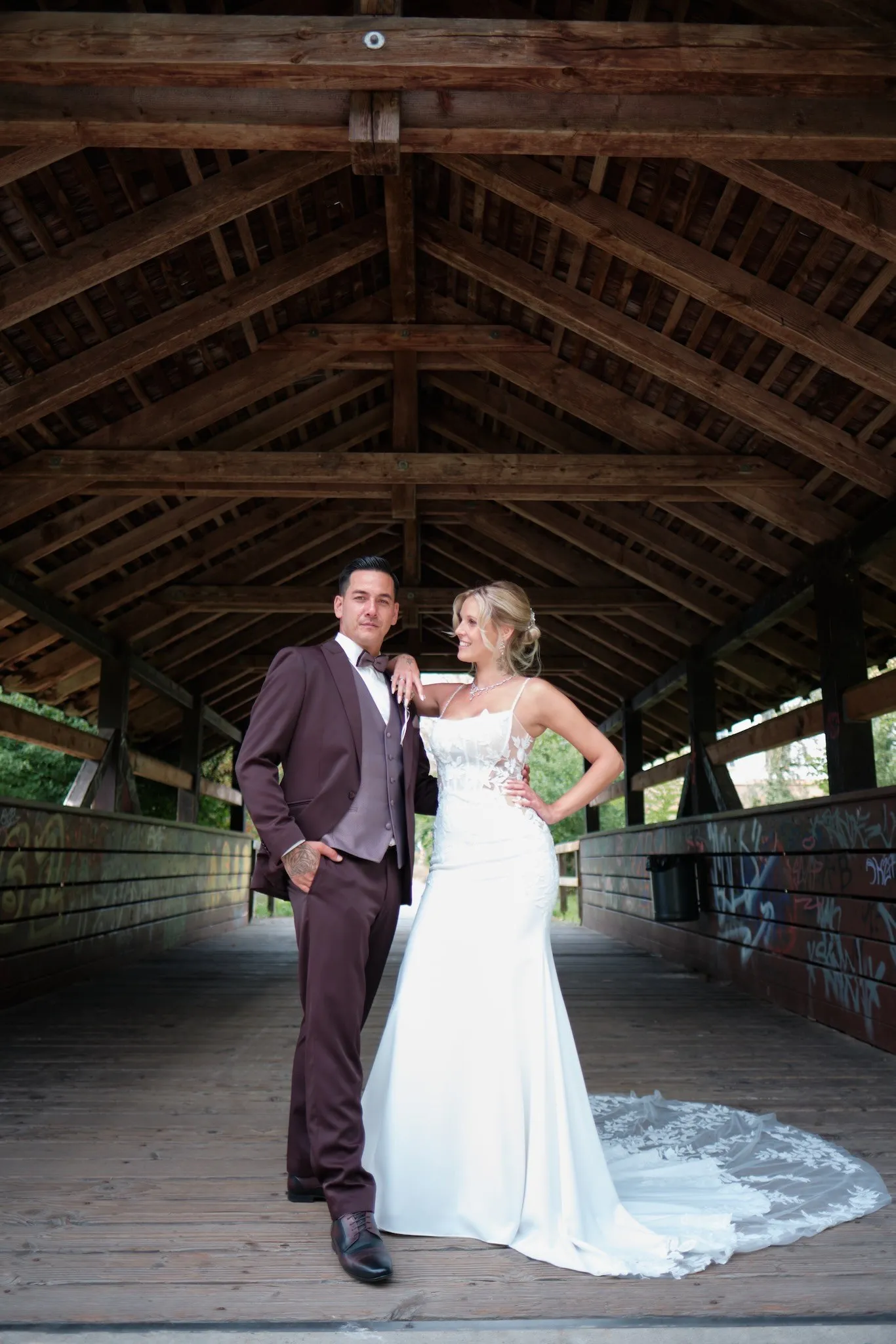 Brautpaar auf einer überdachten Holzbrücke – Hochzeit Celina & Denny