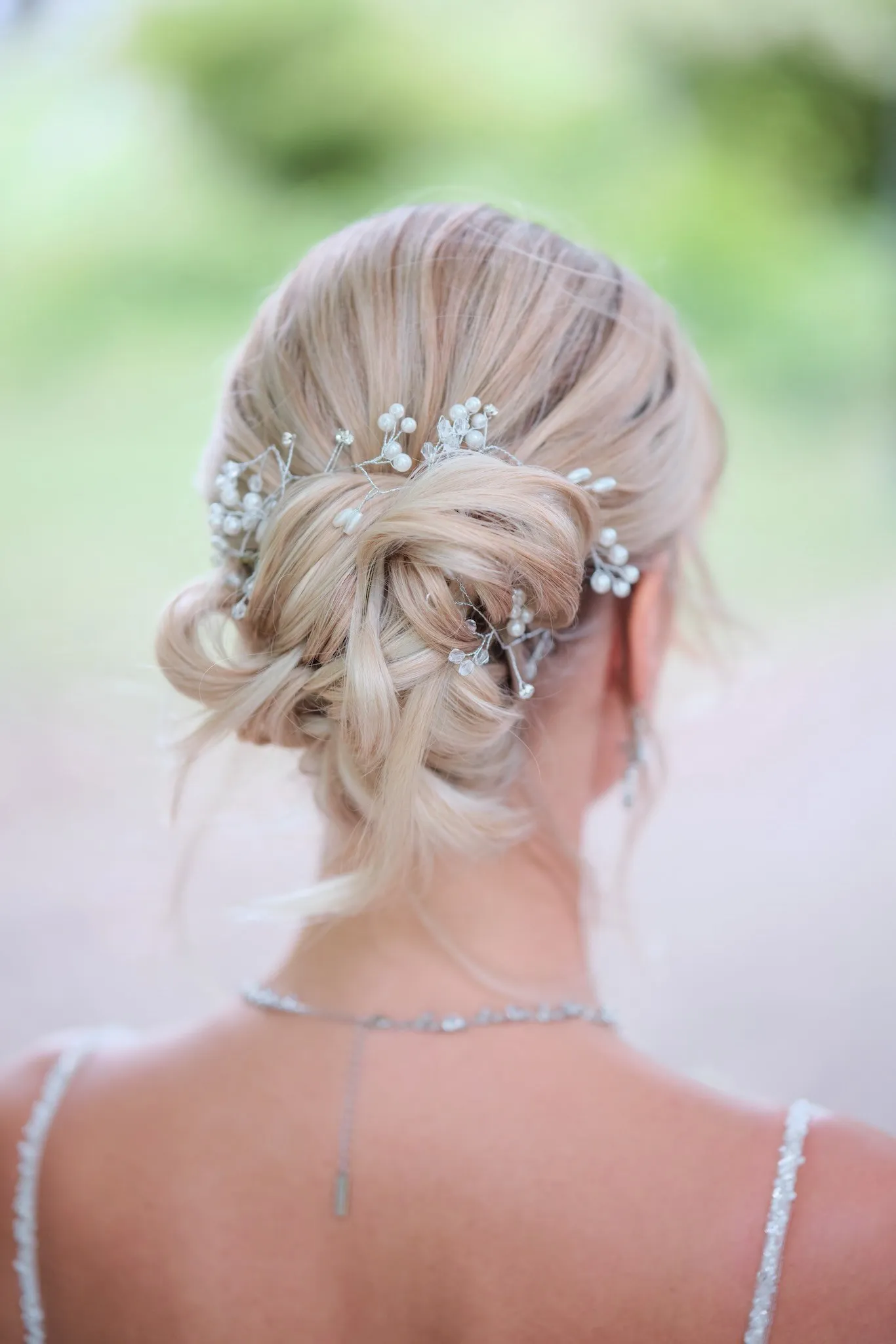 Hochgesteckte Brautfrisur mit Haarschmuck von hinten – Hochzeit Celina & Denny