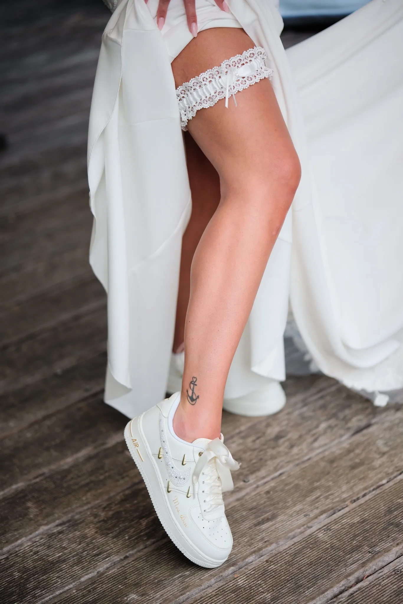 Strumpfband und weiße Sneaker unter dem Brautkleid – Hochzeit Celina & Denny