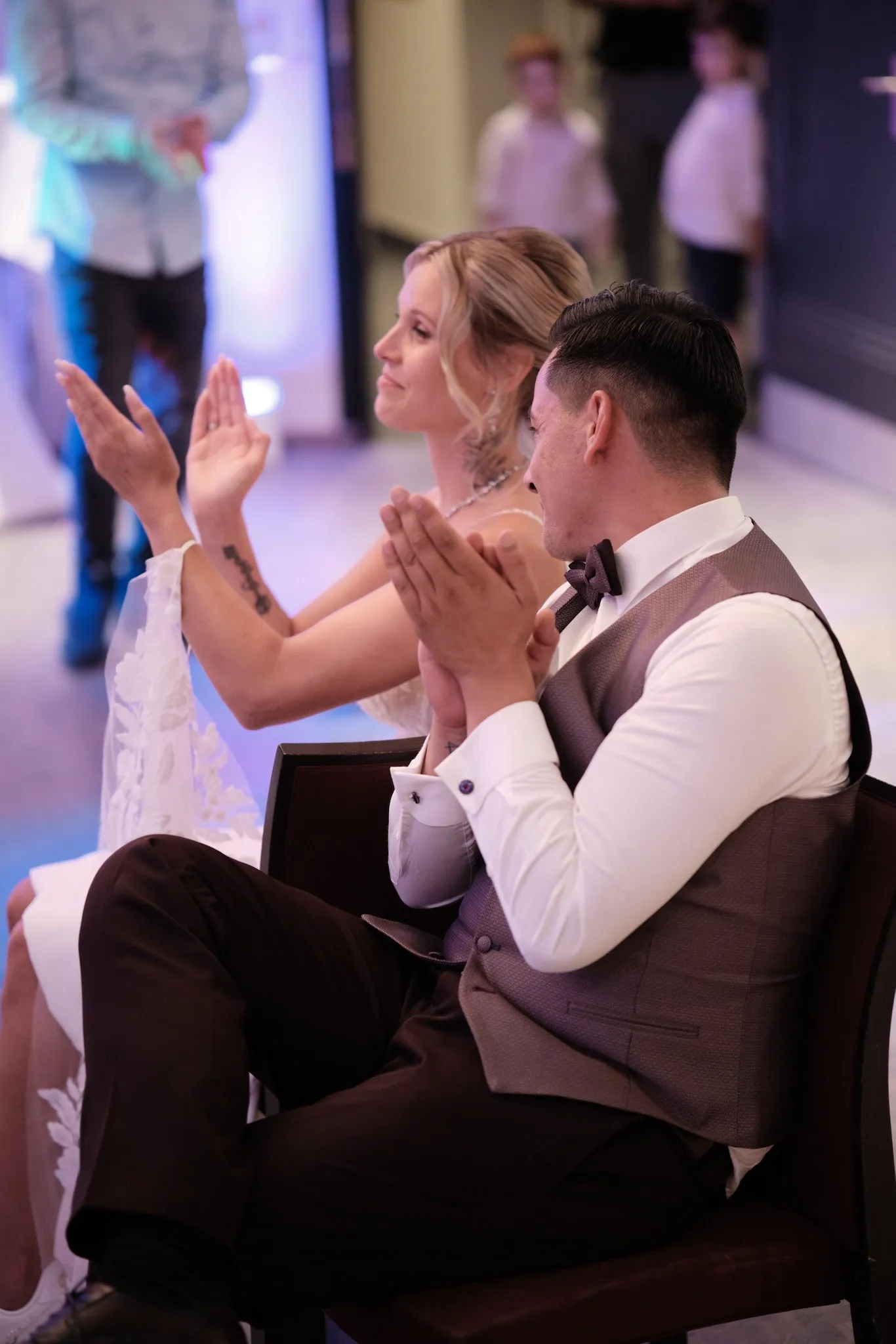Brautpaar applaudiert beim Hochzeitsspiel am Abend – Hochzeit Celina & Denny, Parkhotel Schmid Adelsried