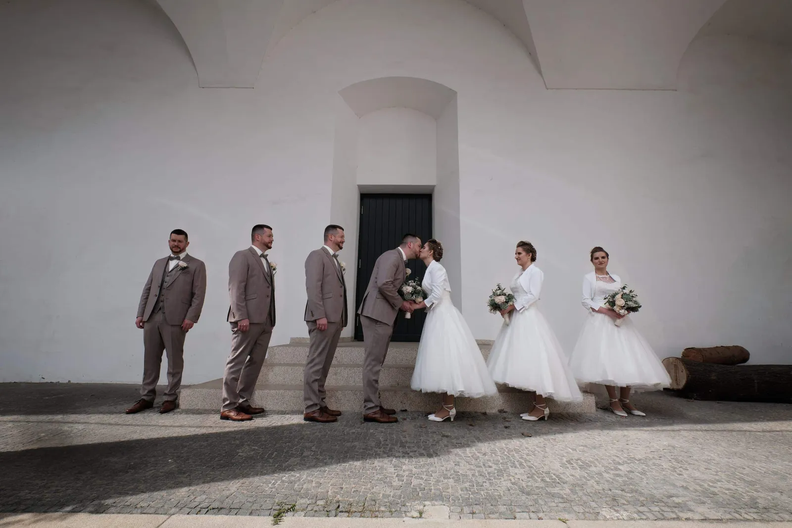 Fotomontage: Brautpaar mehrfach nebeneinander vor einer weißen Wand – Hochzeit Andi & Betti