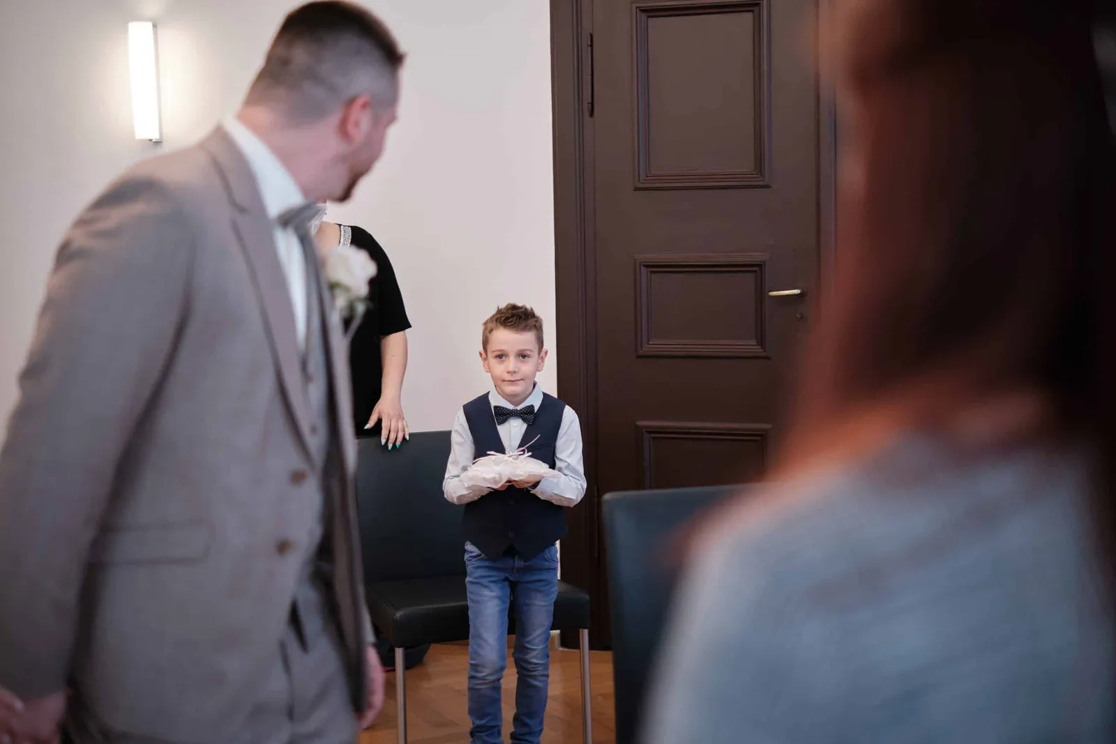 Bräutigam blickt im Trauzimmer zu einem Jungen mit Ringkissen – Hochzeit Andi & Betti, Schaezlerpalais