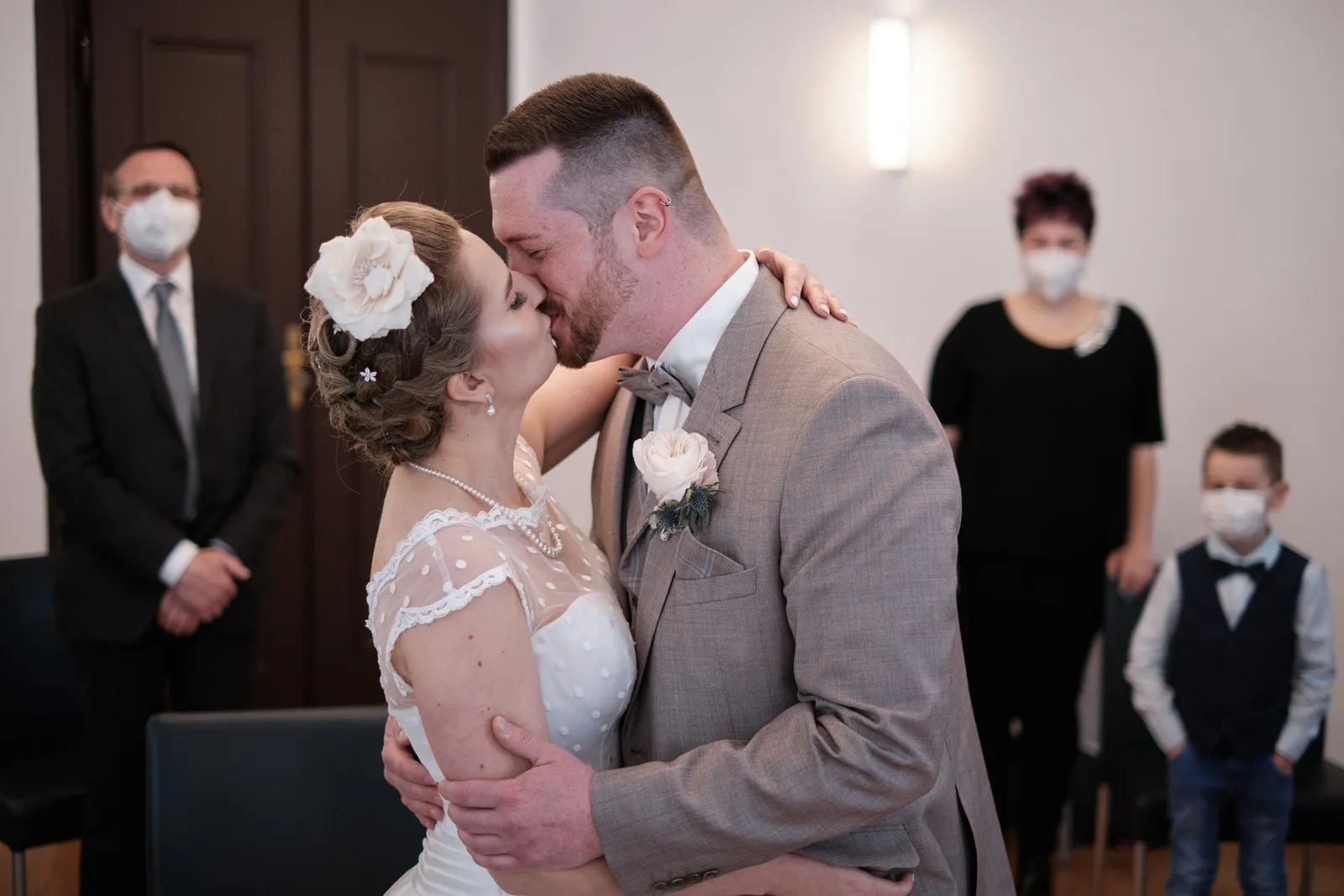 Brautpaar küsst sich im Trauzimmer vor Gästen mit Masken – Hochzeit Andi & Betti, Schaezlerpalais