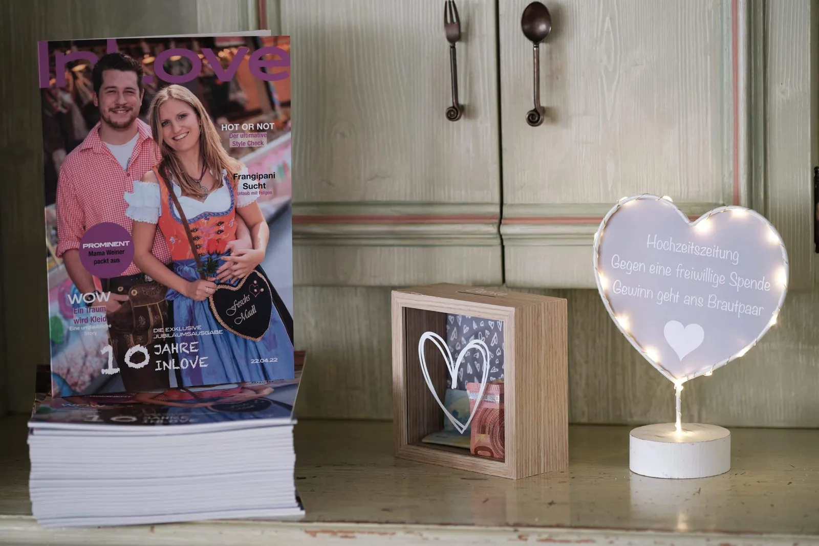Magazin-Aufsteller mit dem Brautpaar und leuchtendes Herz als Deko – Hochzeit Andi & Betti, Schaezlerpalais