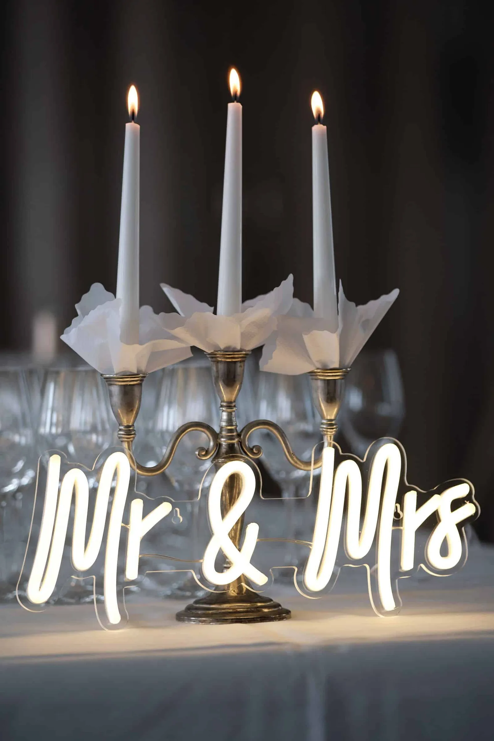 Kerzenleuchter und leuchtender Mr-&-Mrs-Schriftzug auf dem Tisch – Hochzeit Andi & Betti, Schaezlerpalais
