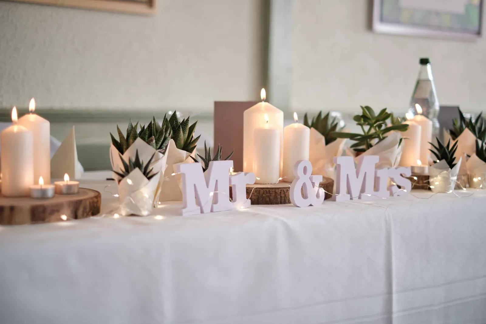 Tischdeko mit Kerzen, Sukkulenten und Mr-&-Mrs-Buchstaben – Hochzeit Andi & Betti, Schaezlerpalais