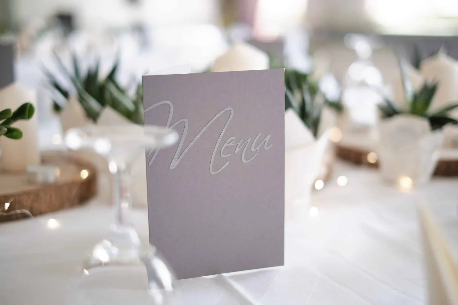 Graue Menükarte vor Gläsern und Sukkulenten auf dem Tisch – Hochzeit Andi & Betti, Schaezlerpalais