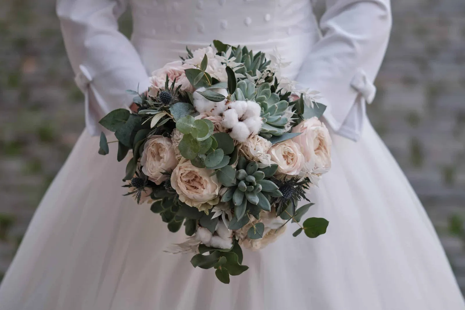 Brautstrauß mit Rosen, Baumwolle und Eukalyptus vor dem Brautkleid – Hochzeit Andi & Betti, Schaezlerpalais