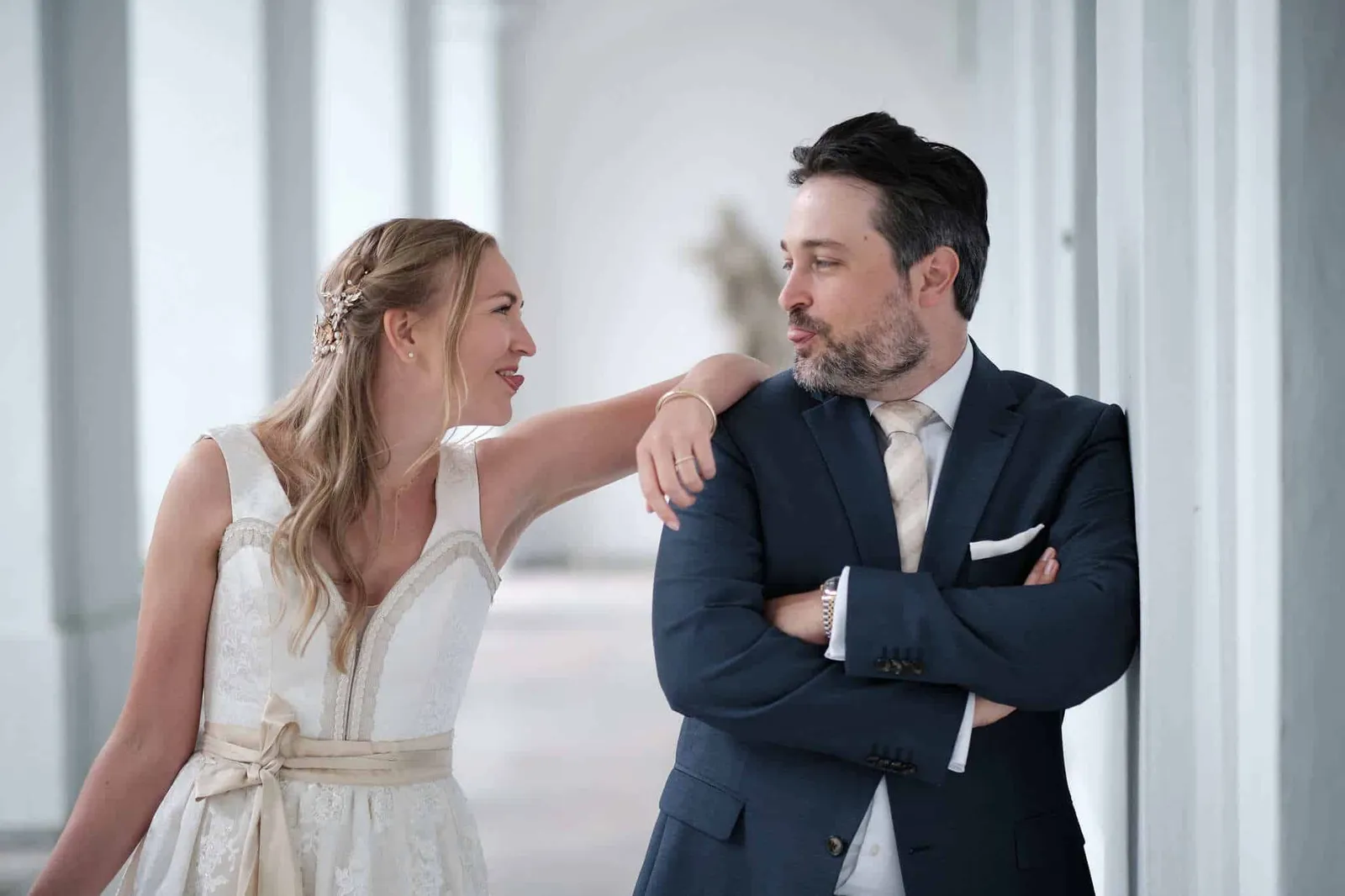 Braut stützt sich lachend auf die Schulter des Bräutigams – Hochzeit Katharina & Christian