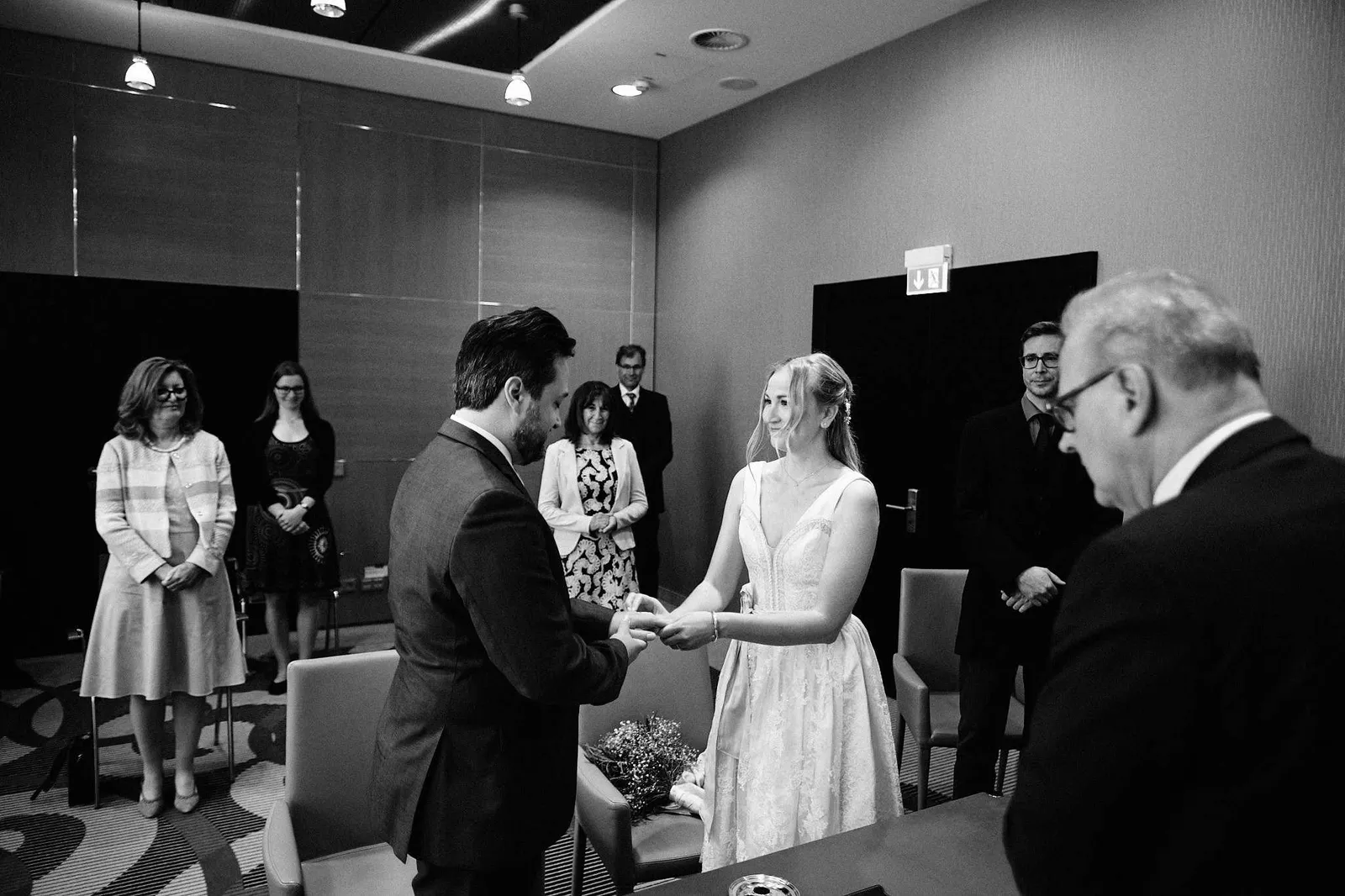 Ringtausch im Standesamt vor Standesbeamtem und Gästen, schwarzweiß – Hochzeit Katharina & Christian, Schaezlerpalais