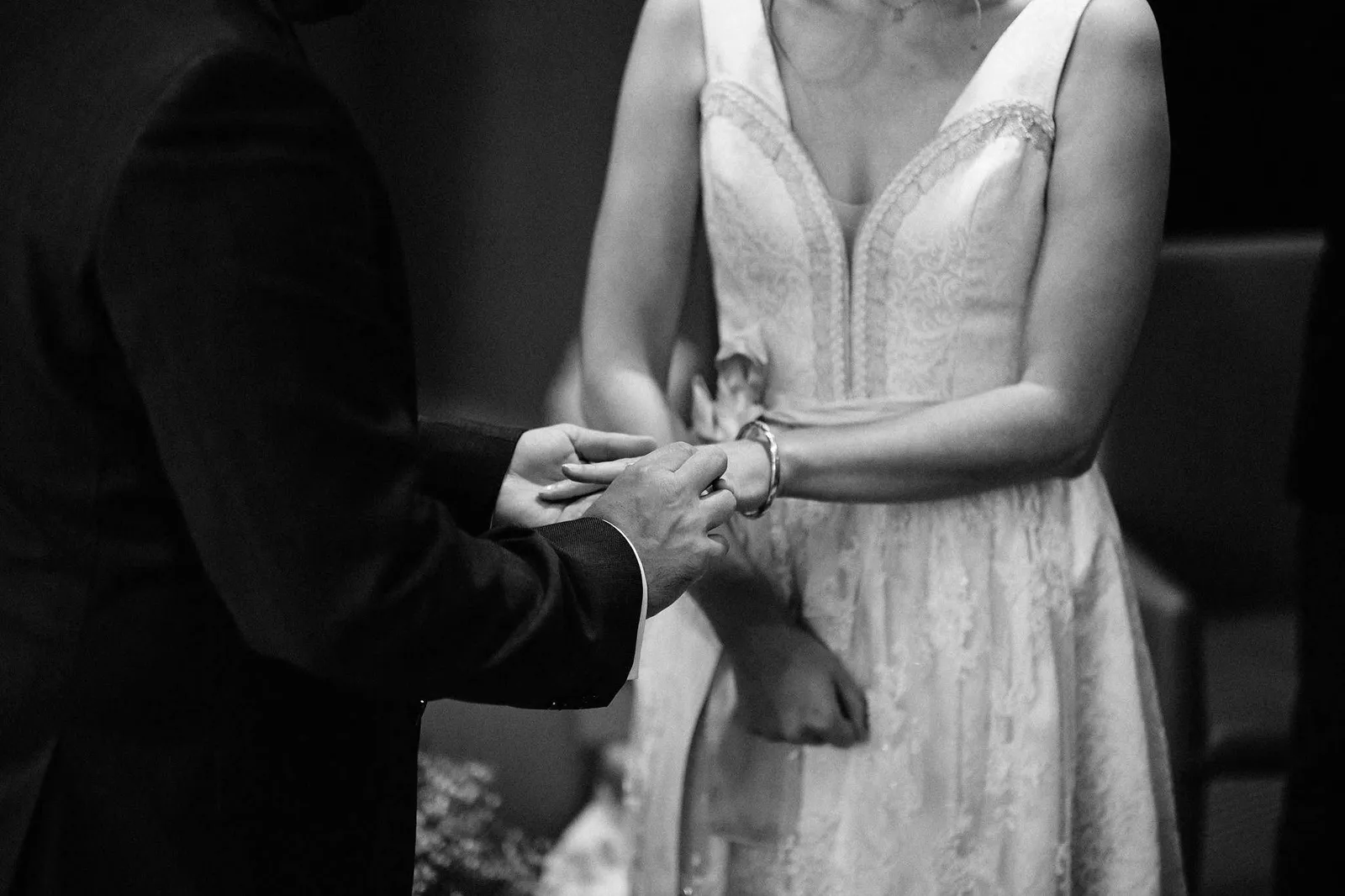 Bräutigam steckt der Braut den Ehering an, schwarzweiße Nahaufnahme – Hochzeit Katharina & Christian, Schaezlerpalais