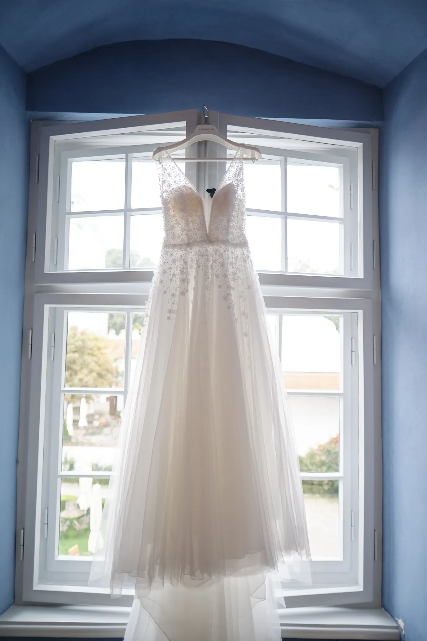 Brautkleid hängt im Fenster des Schlosshotels – Hochzeit Barbara & Christian, Schloss Neuburg a.d. Kammel