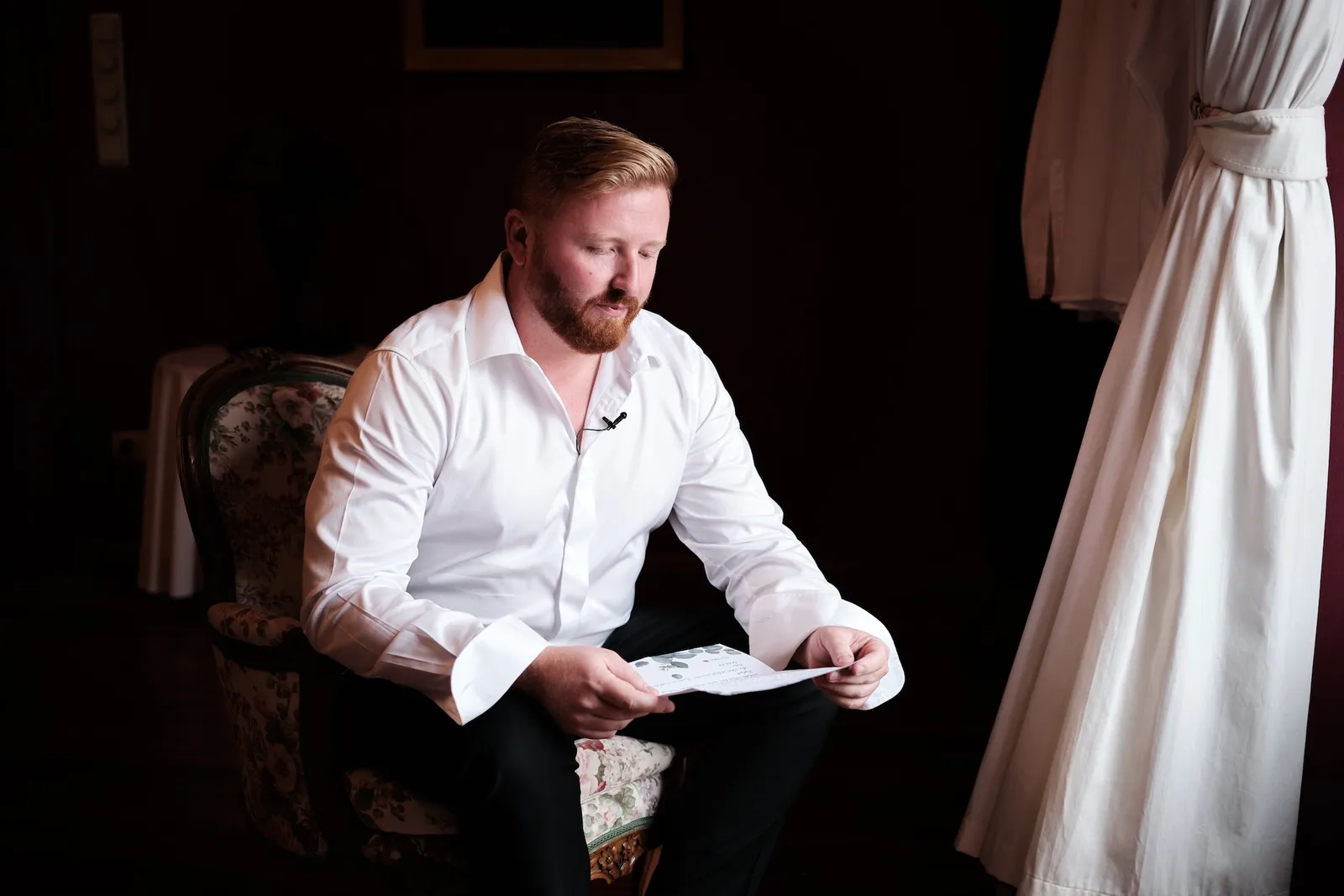 Bräutigam liest allein seine Notizen vor der Trauung – Hochzeit Barbara & Christian, Schloss Neuburg a.d. Kammel