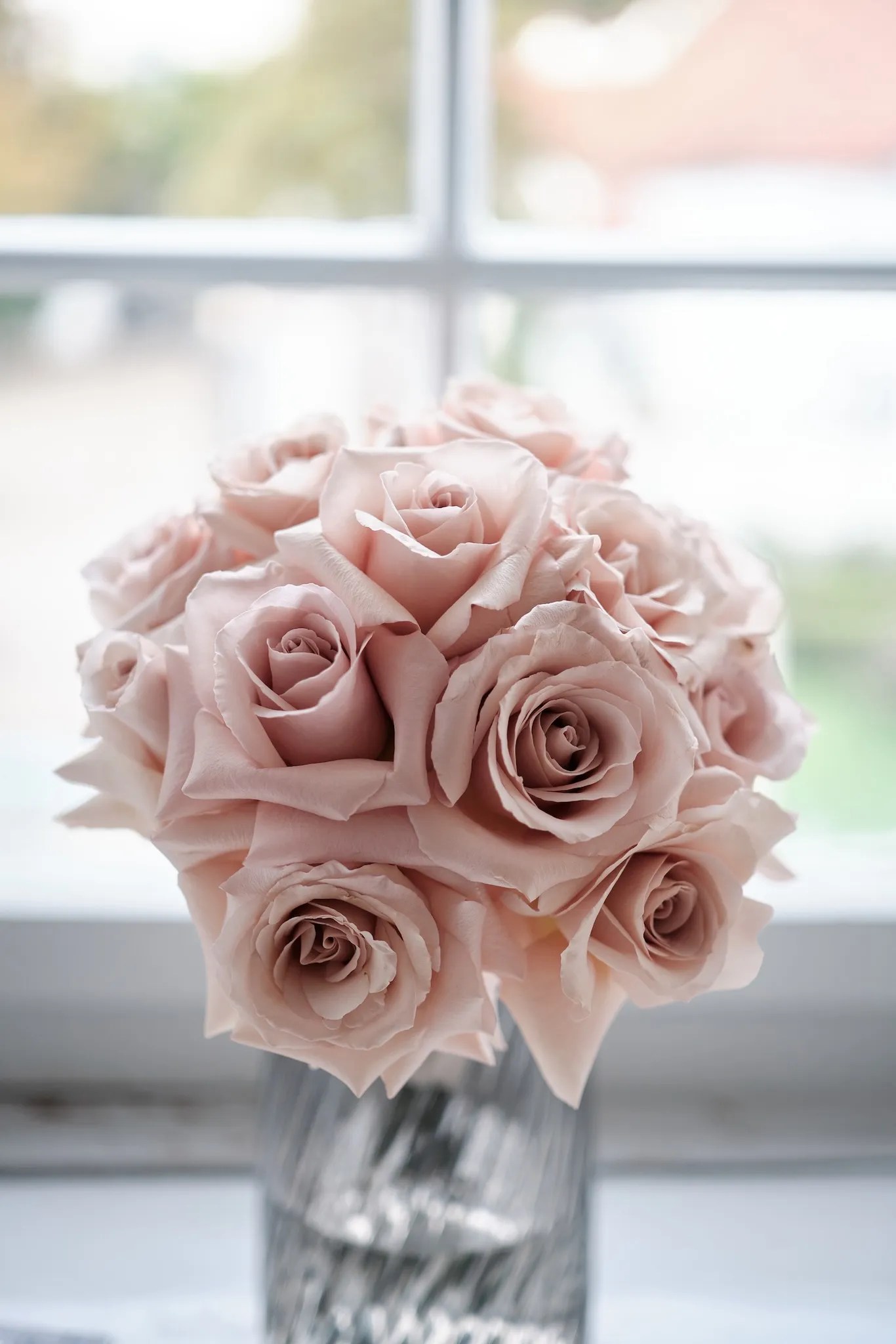 Brautstrauß aus roséfarbenen Rosen in der Nahaufnahme – Hochzeit Barbara & Christian, Schloss Neuburg a.d. Kammel