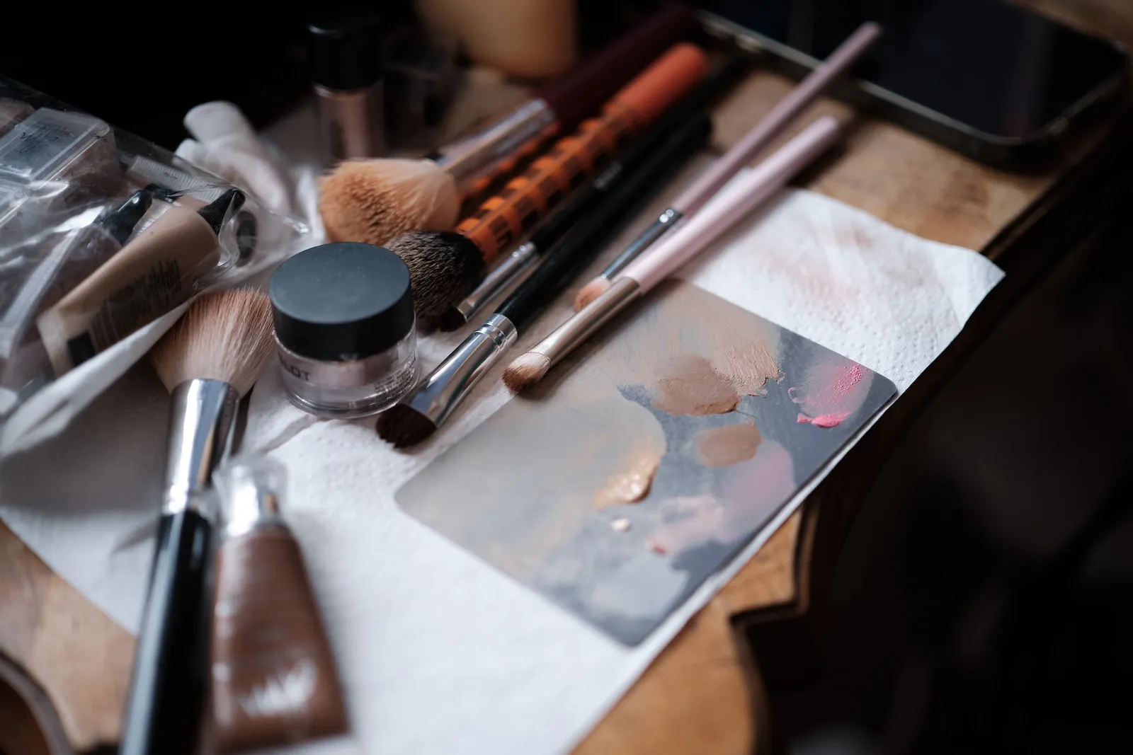 Make-up-Utensilien auf einem Tuch ausgebreitet – Hochzeit Barbara & Christian, Schloss Neuburg a.d. Kammel