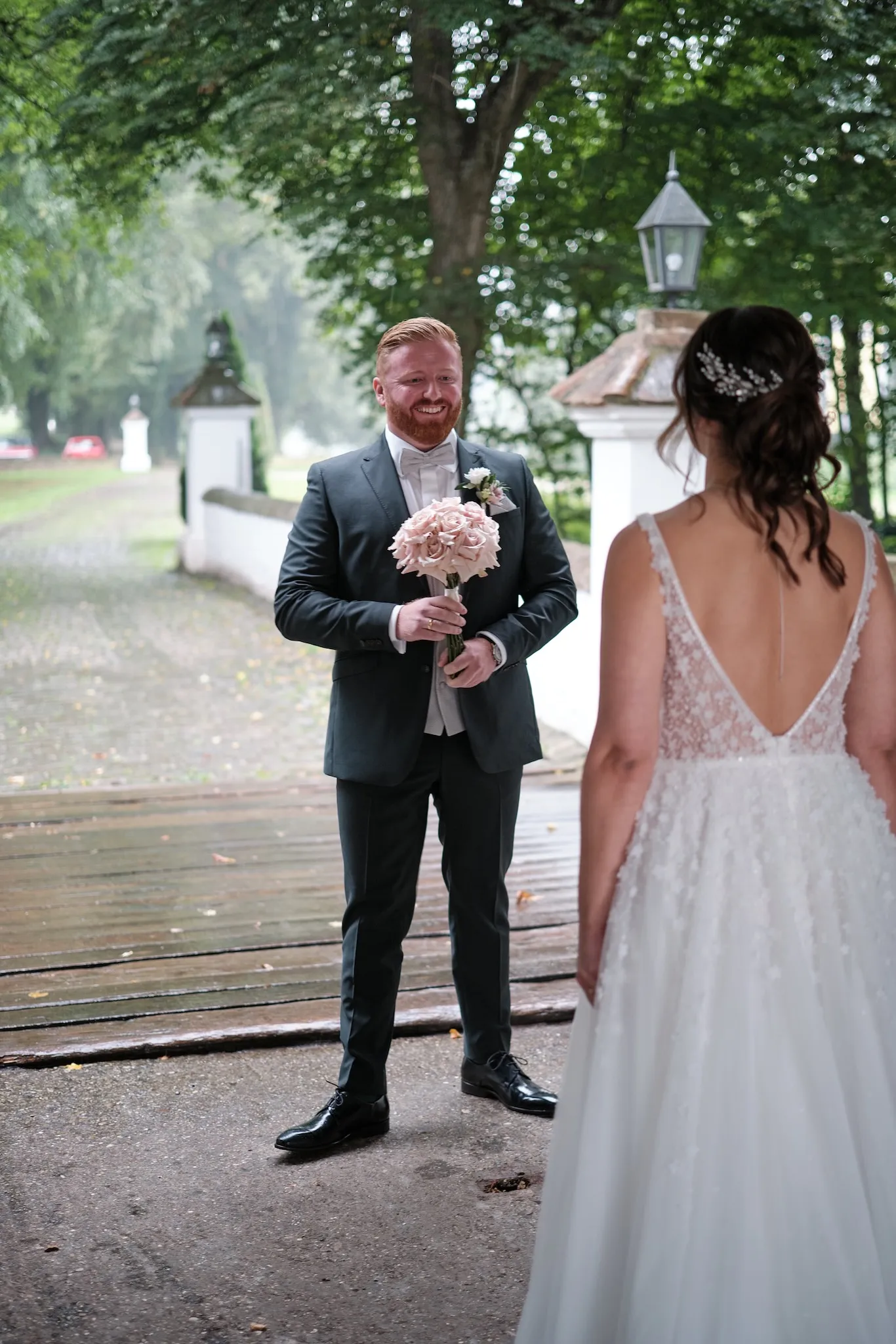 Bräutigams Reaktion beim ersten Anblick der Braut vor dem Schloss – Hochzeit Barbara & Christian, Schloss Neuburg a.d. Kammel