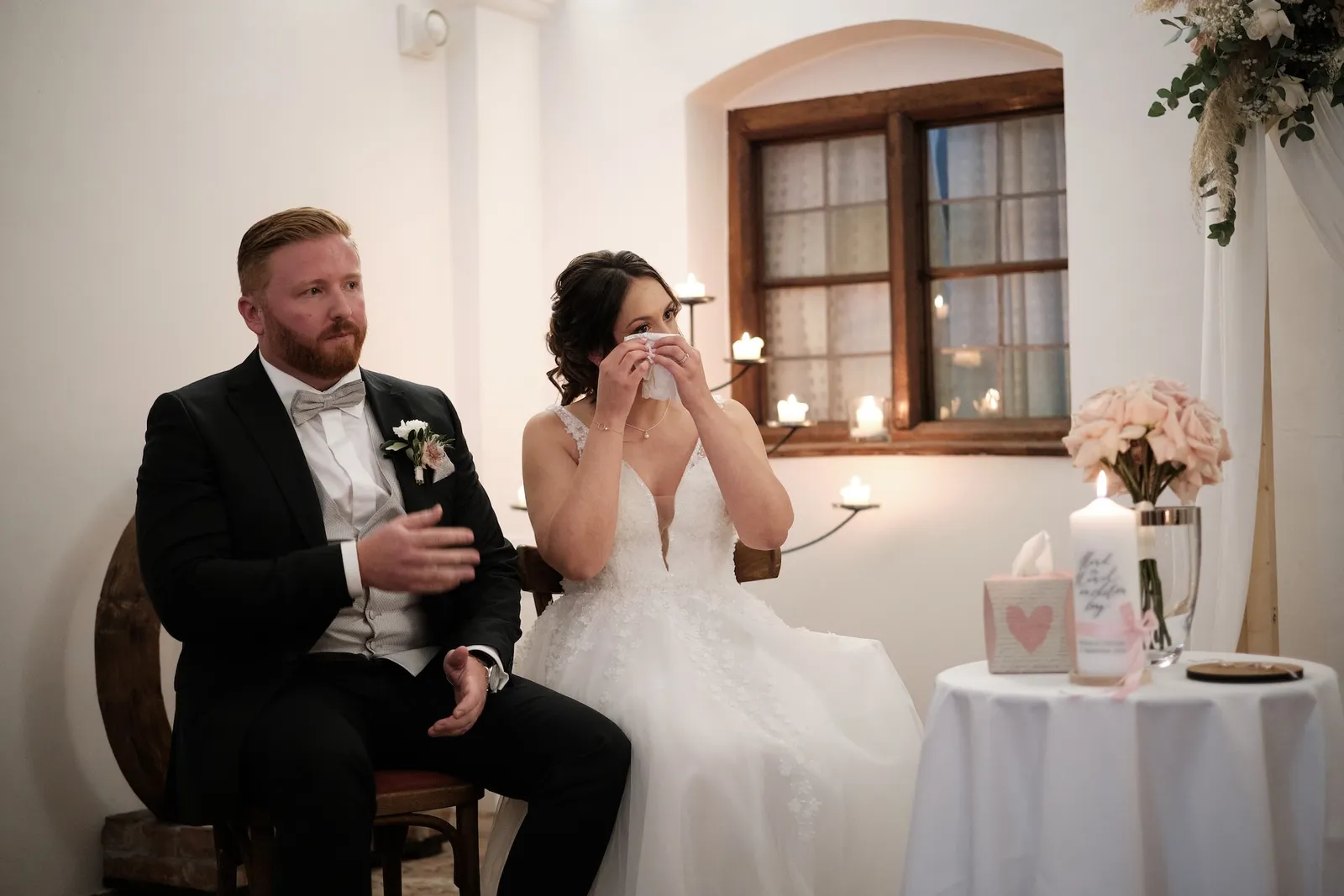 Braut mit den Tränen kämpfend während der freien Trauung im Gewölbe – Hochzeit Barbara & Christian, Schloss Neuburg a.d. Kammel