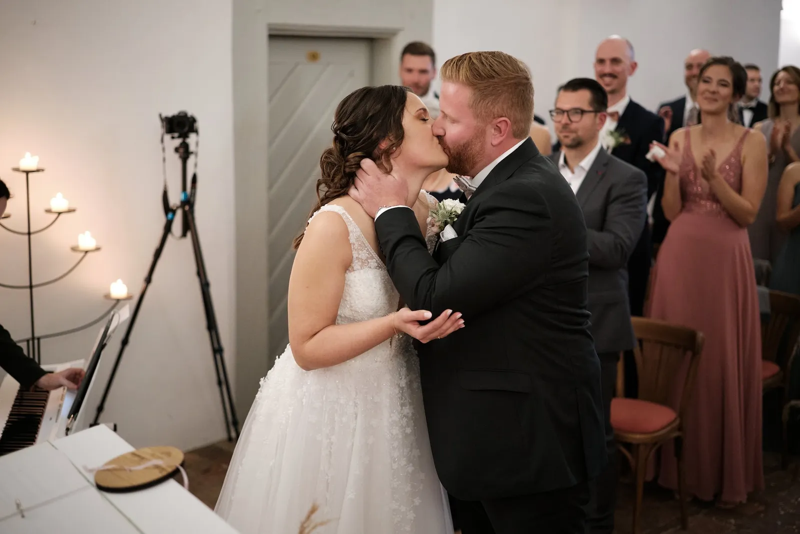 Erster Kuss als Ehepaar während der freien Trauung – Hochzeit Barbara & Christian, Schloss Neuburg a.d. Kammel
