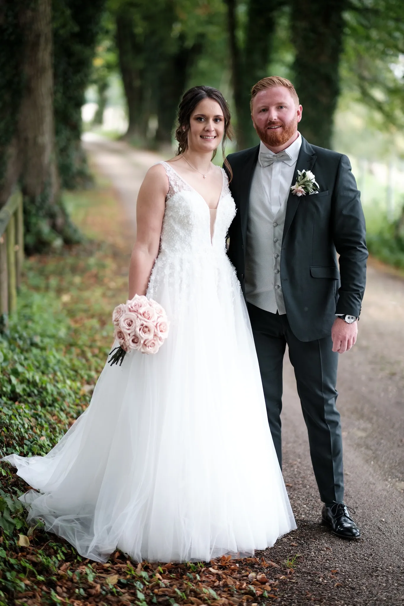 Brautpaar geht Hand in Hand eine Allee entlang – Hochzeit Barbara & Christian, Schloss Neuburg a.d. Kammel