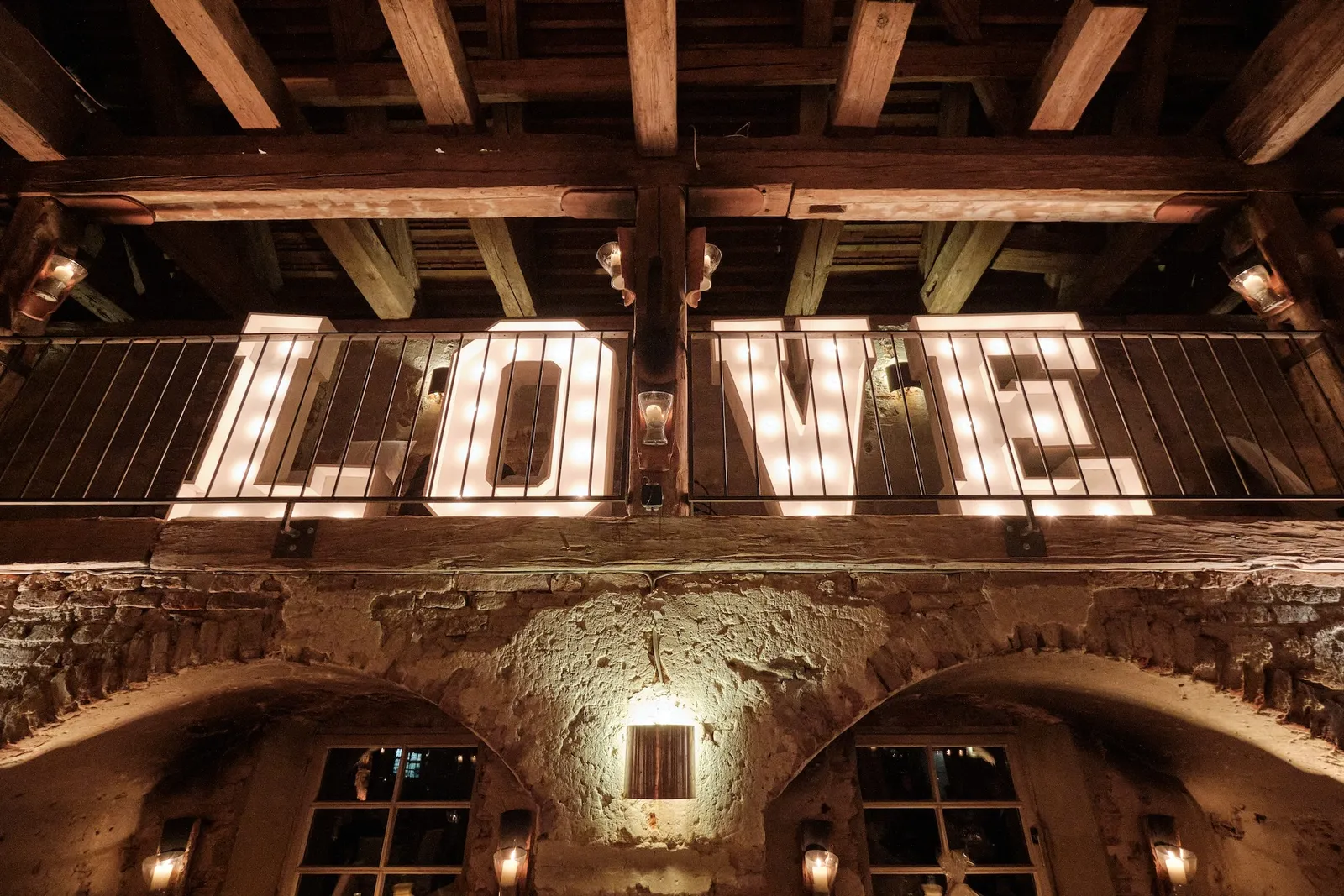 Beleuchteter LOVE-Schriftzug an der Wand des Feiersaals – Hochzeit Barbara & Christian, Schloss Neuburg a.d. Kammel