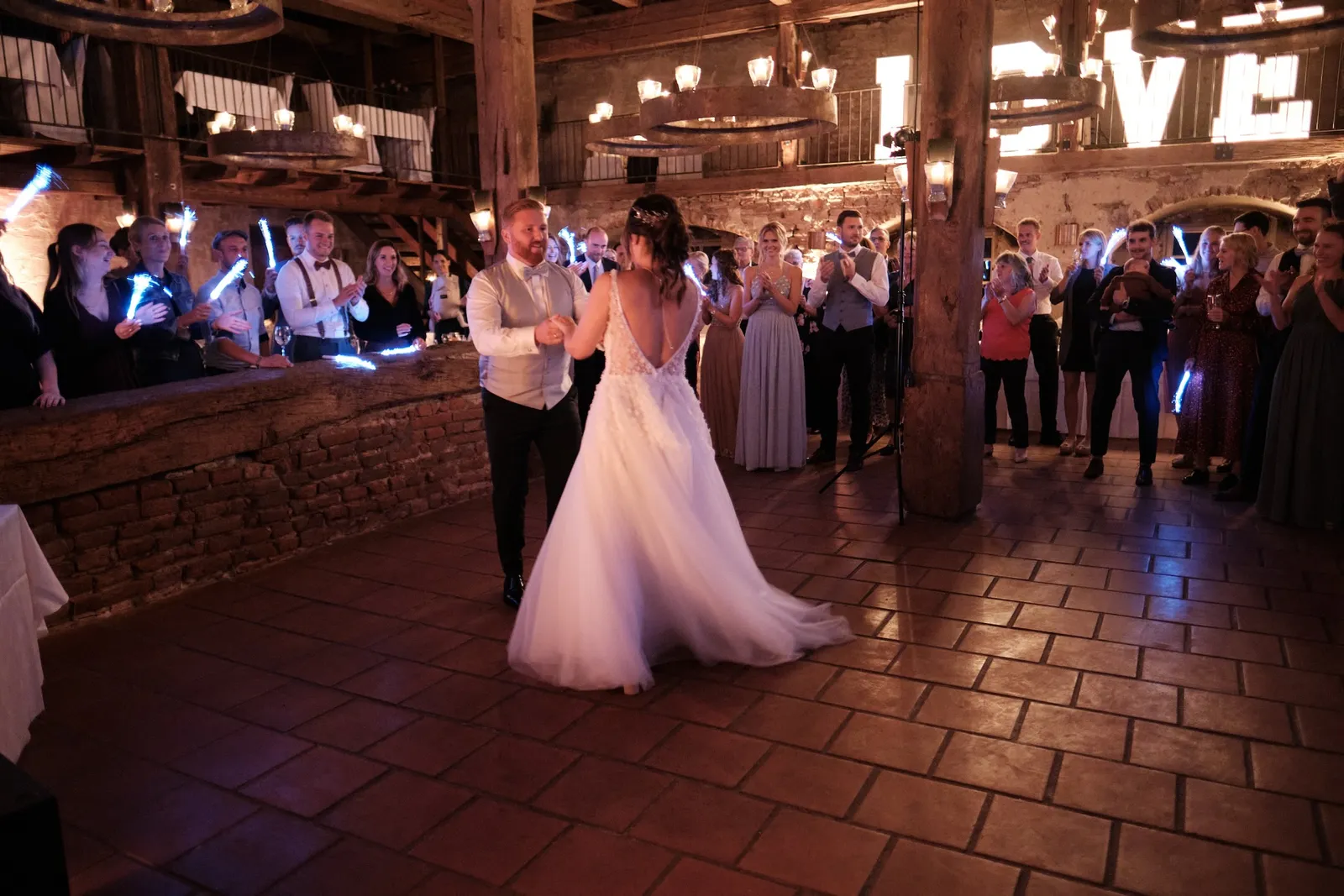 Brautpaar beim ersten Tanz auf der Tanzfläche – Hochzeit Barbara & Christian, Schloss Neuburg a.d. Kammel