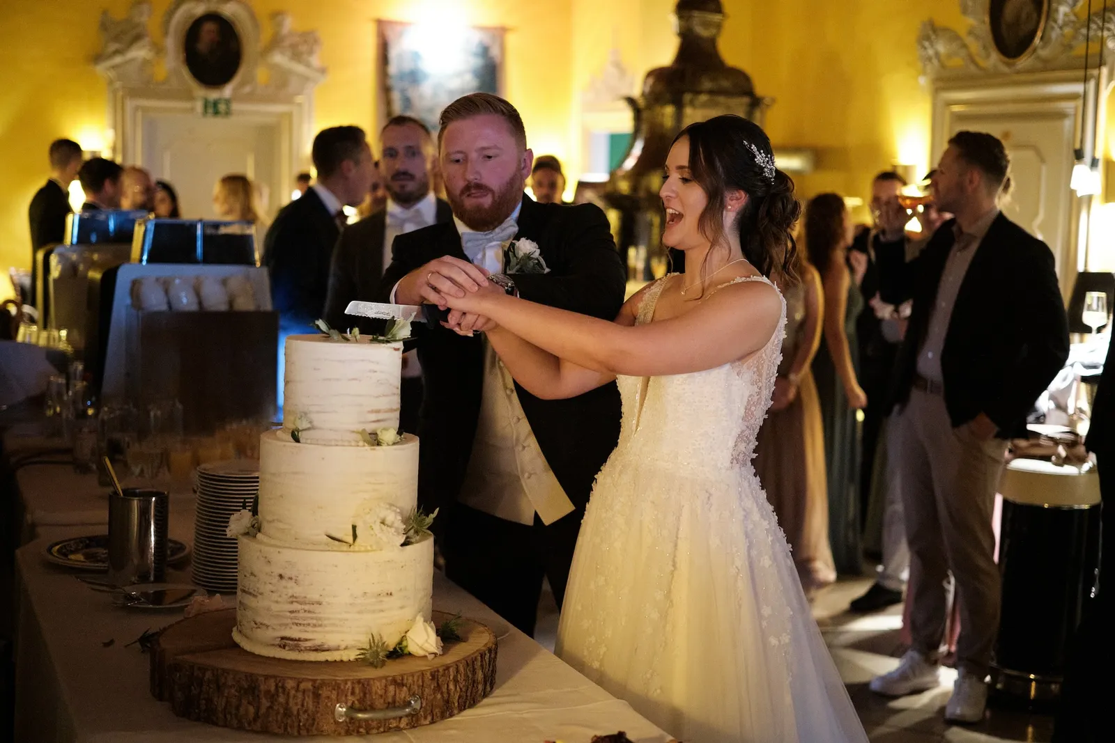Brautpaar schneidet gemeinsam die Hochzeitstorte an – Hochzeit Barbara & Christian, Schloss Neuburg a.d. Kammel