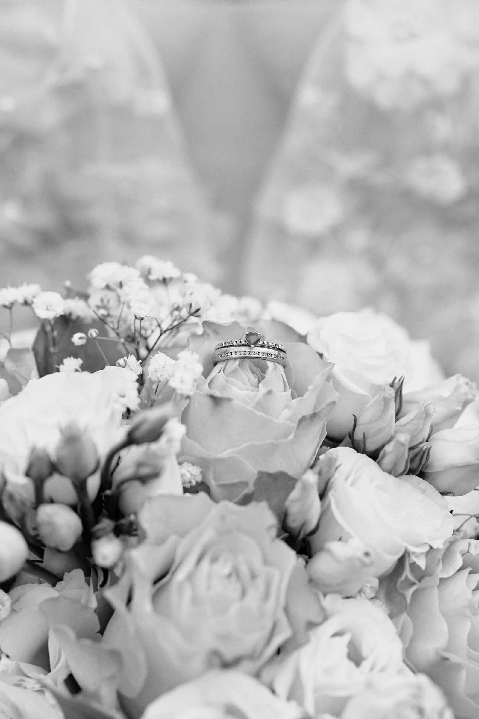 Eheringe in einem Brautstrauß aus Rosen, Schwarzweißaufnahme – Hochzeit Nina & Kevin, SinGold Destillerie