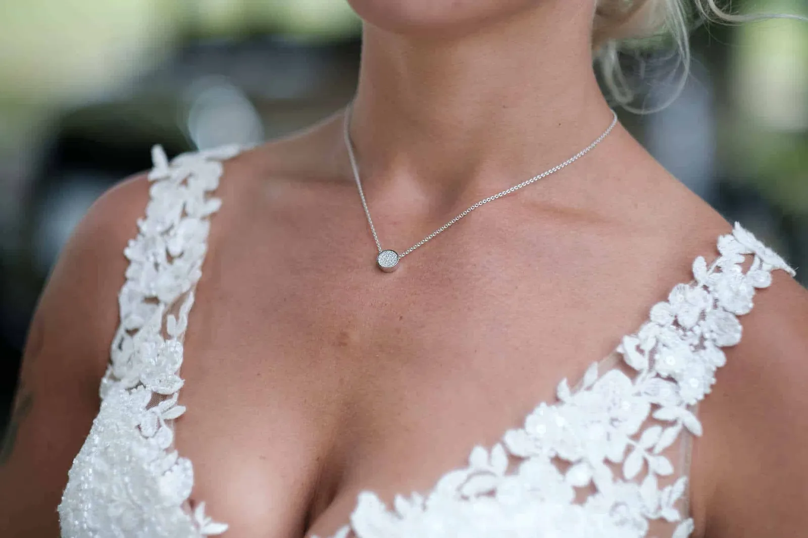 Halskette und Spitzenträger des Brautkleids in Nahaufnahme – Hochzeit Jessie & Kosta, Wellenburger Allee