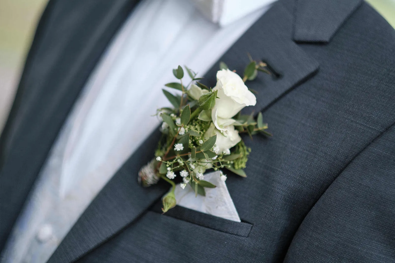 Anstecker mit weißer Rose am grauen Sakko des Bräutigams – Hochzeit Jessie & Kosta, Wellenburger Allee