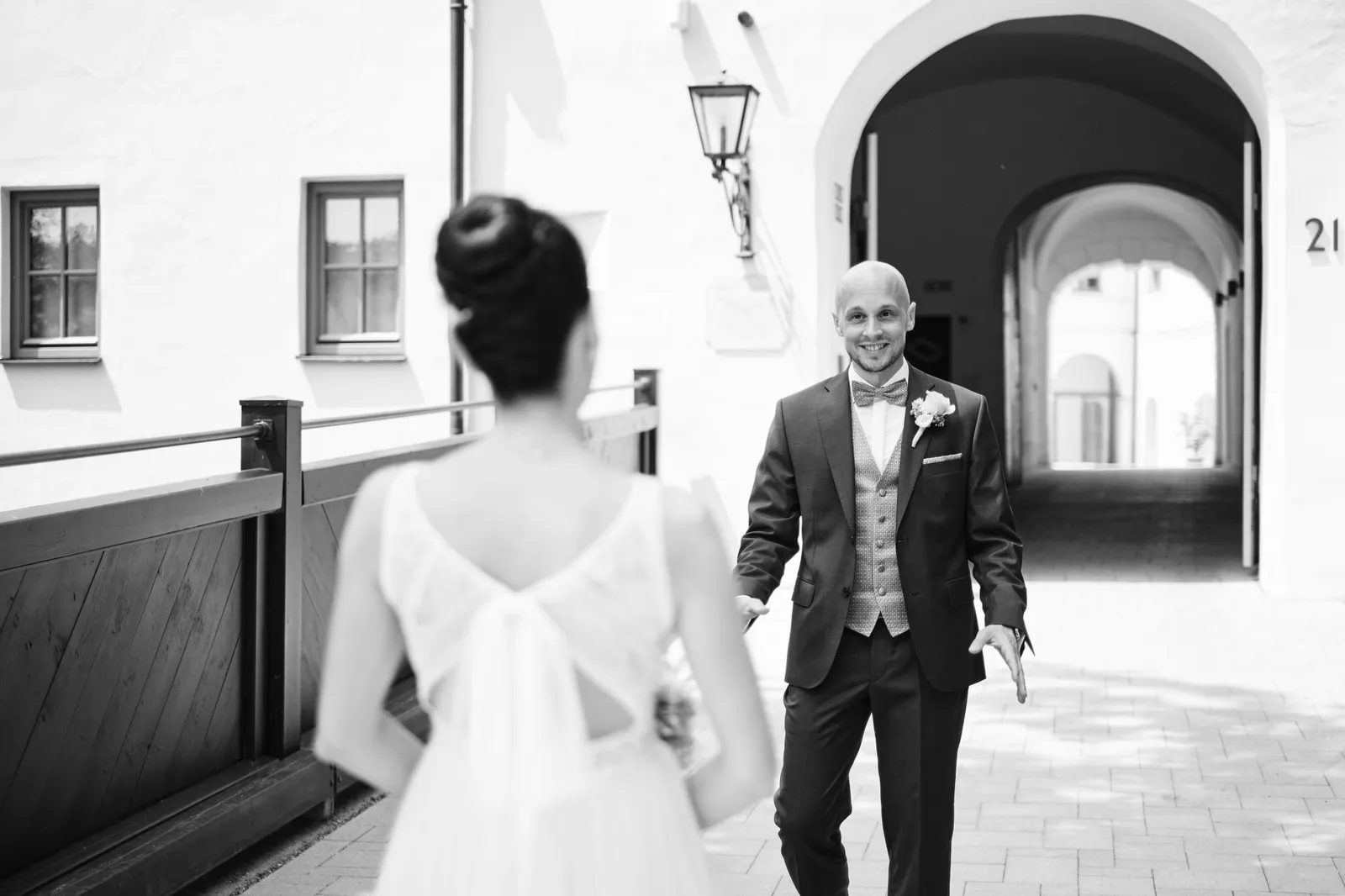 Nina geht beim First Look auf Martin zu, der vor dem Schlosstor steht – Hochzeit Martin & Nina, Wittelsbacher Schloss Friedberg