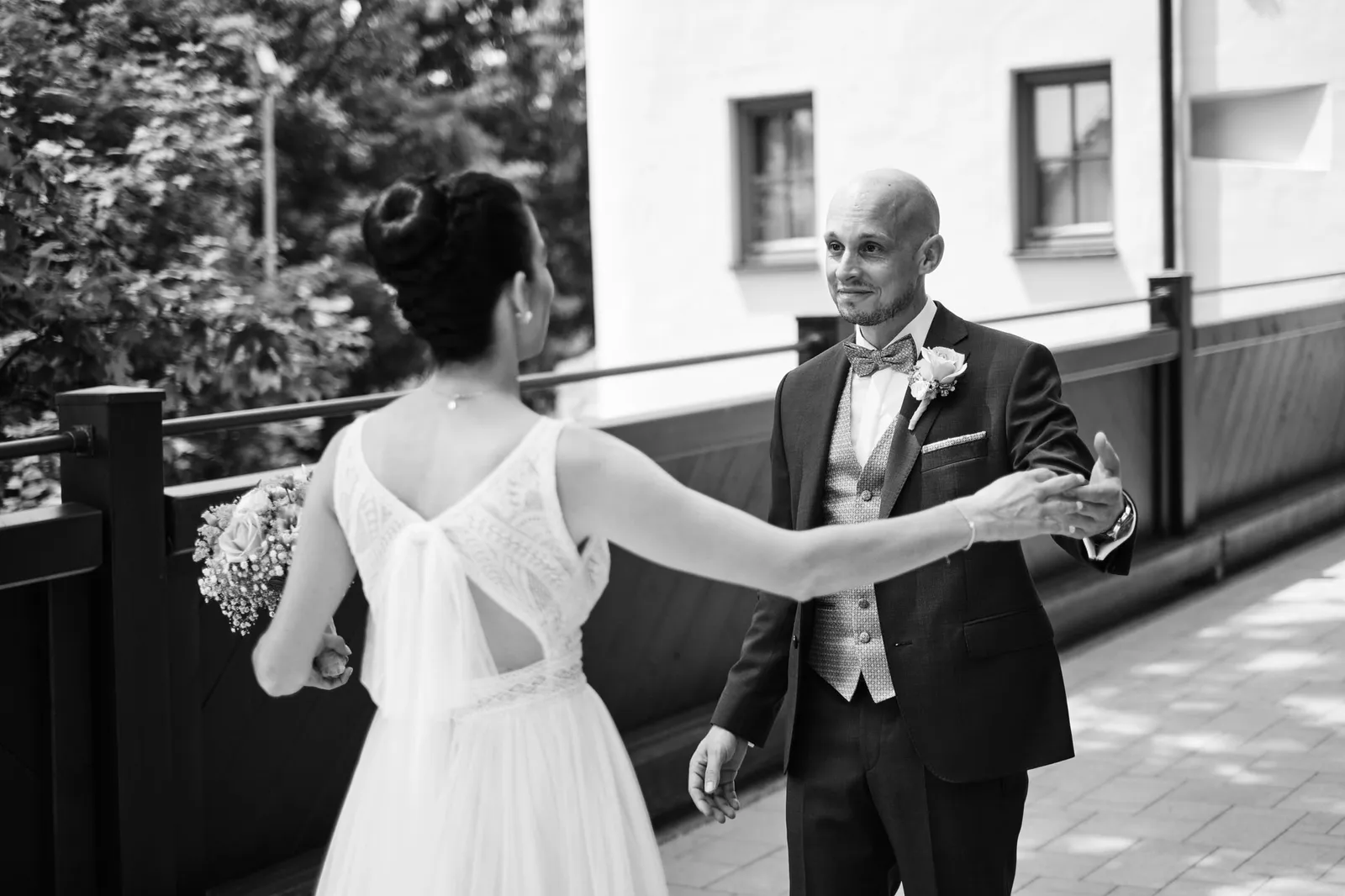 Nina tippt Martin an, gleich dreht er sich zu ihr um – Hochzeit Martin & Nina, Wittelsbacher Schloss Friedberg