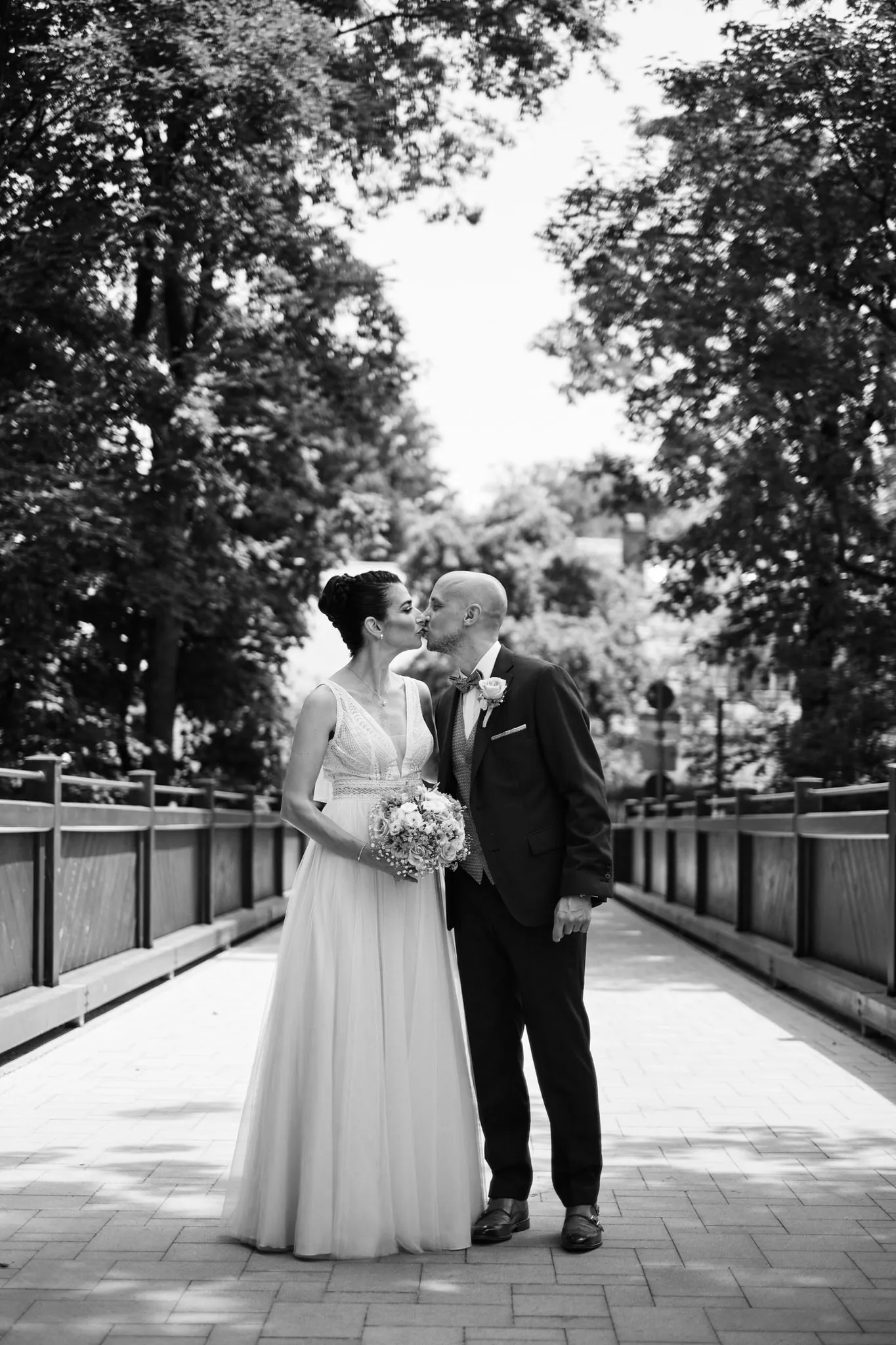 Martin und Nina auf der Holzbrücke vor dem Schloss – Hochzeit Martin & Nina, Wittelsbacher Schloss Friedberg