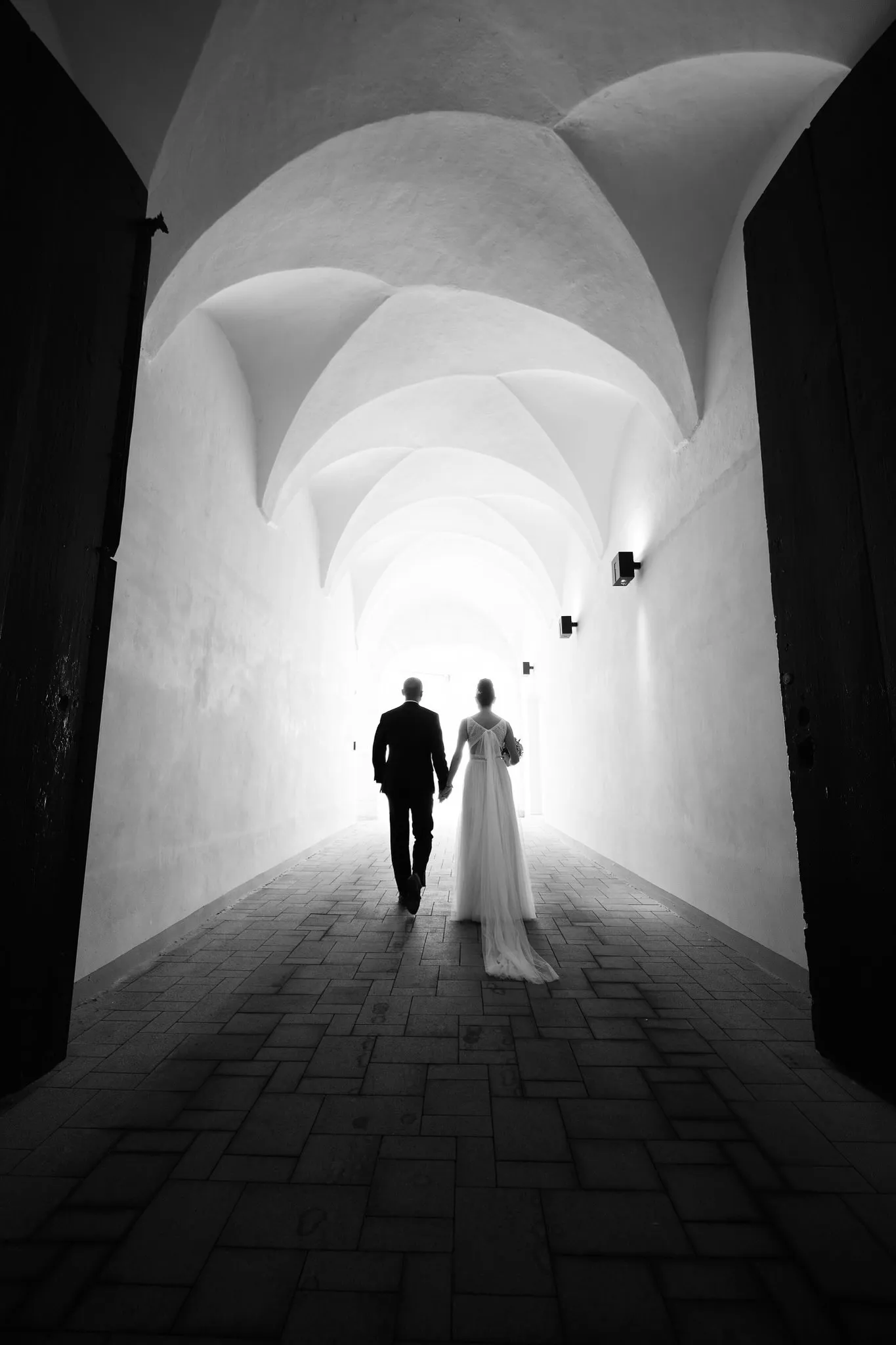 Martin und Nina als Silhouette im gewölbten Torgang des Schlosses – Hochzeit Martin & Nina, Wittelsbacher Schloss Friedberg