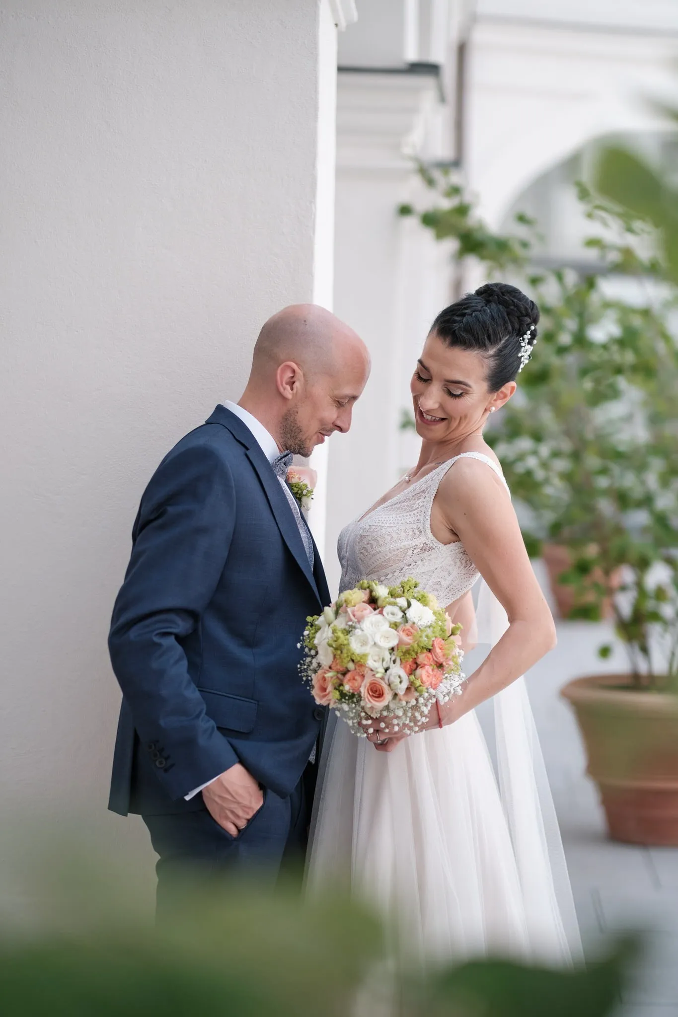 Nina schaut Martin an, beide lehnen an einer Säule im Schloss – Hochzeit Martin & Nina, Wittelsbacher Schloss Friedberg