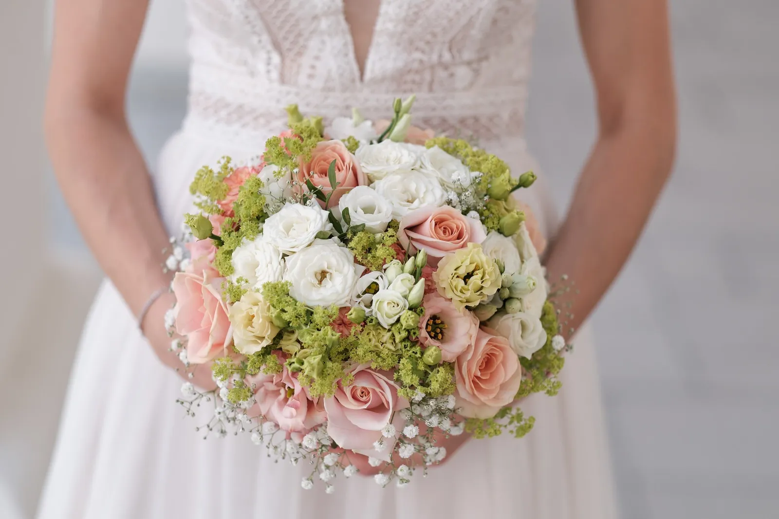 Brautstrauß mit Rosen in Apricot und Weiß vor Ninas Spitzenkleid – Hochzeit Martin & Nina, Wittelsbacher Schloss Friedberg