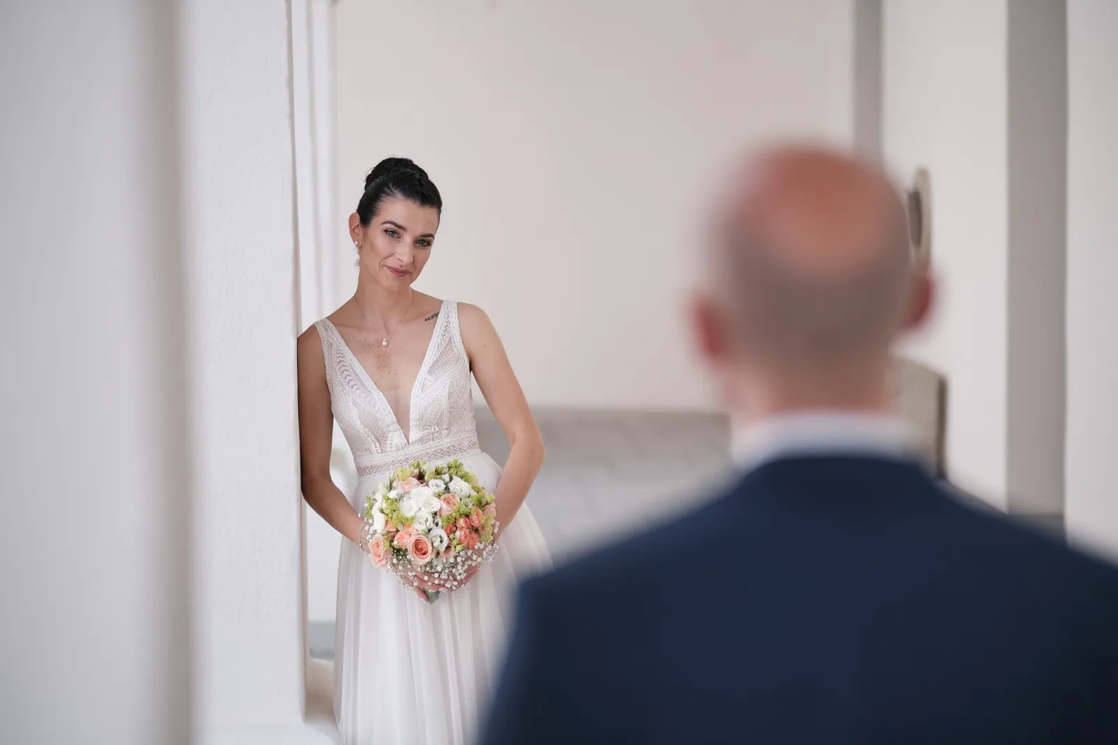 Nina im Schloss, Martin unscharf im Vordergrund – Hochzeit Martin & Nina, Wittelsbacher Schloss Friedberg