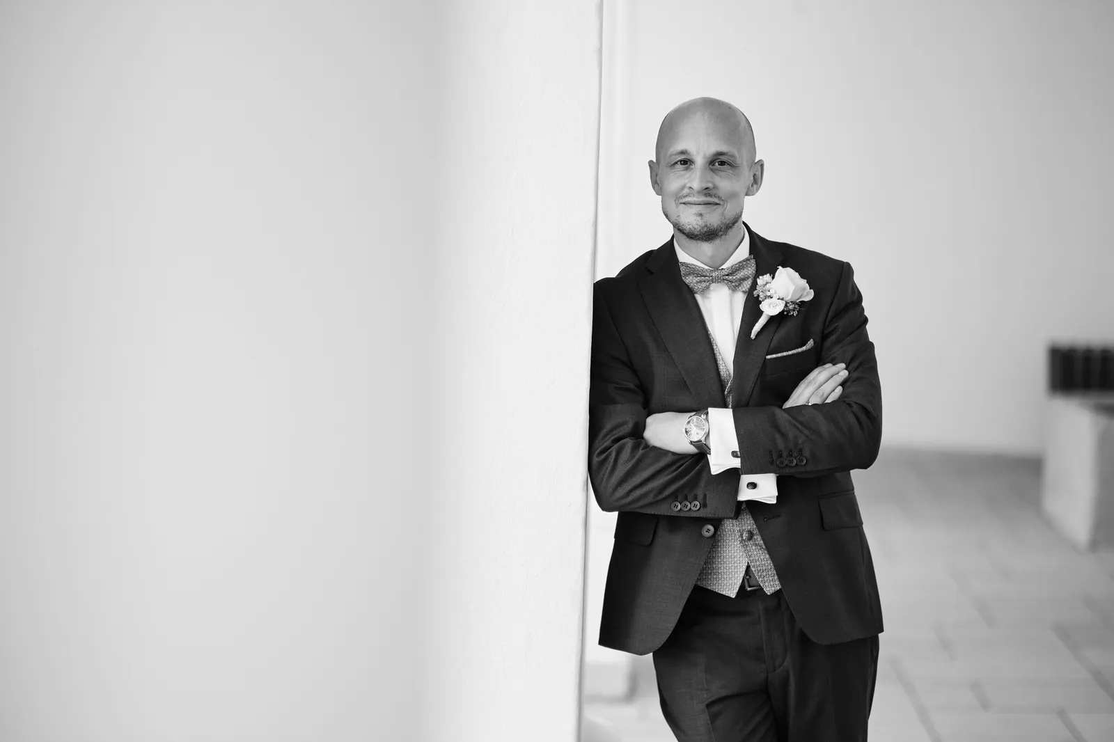 Martin mit verschränkten Armen in Schwarzweiß – Hochzeit Martin & Nina, Wittelsbacher Schloss Friedberg