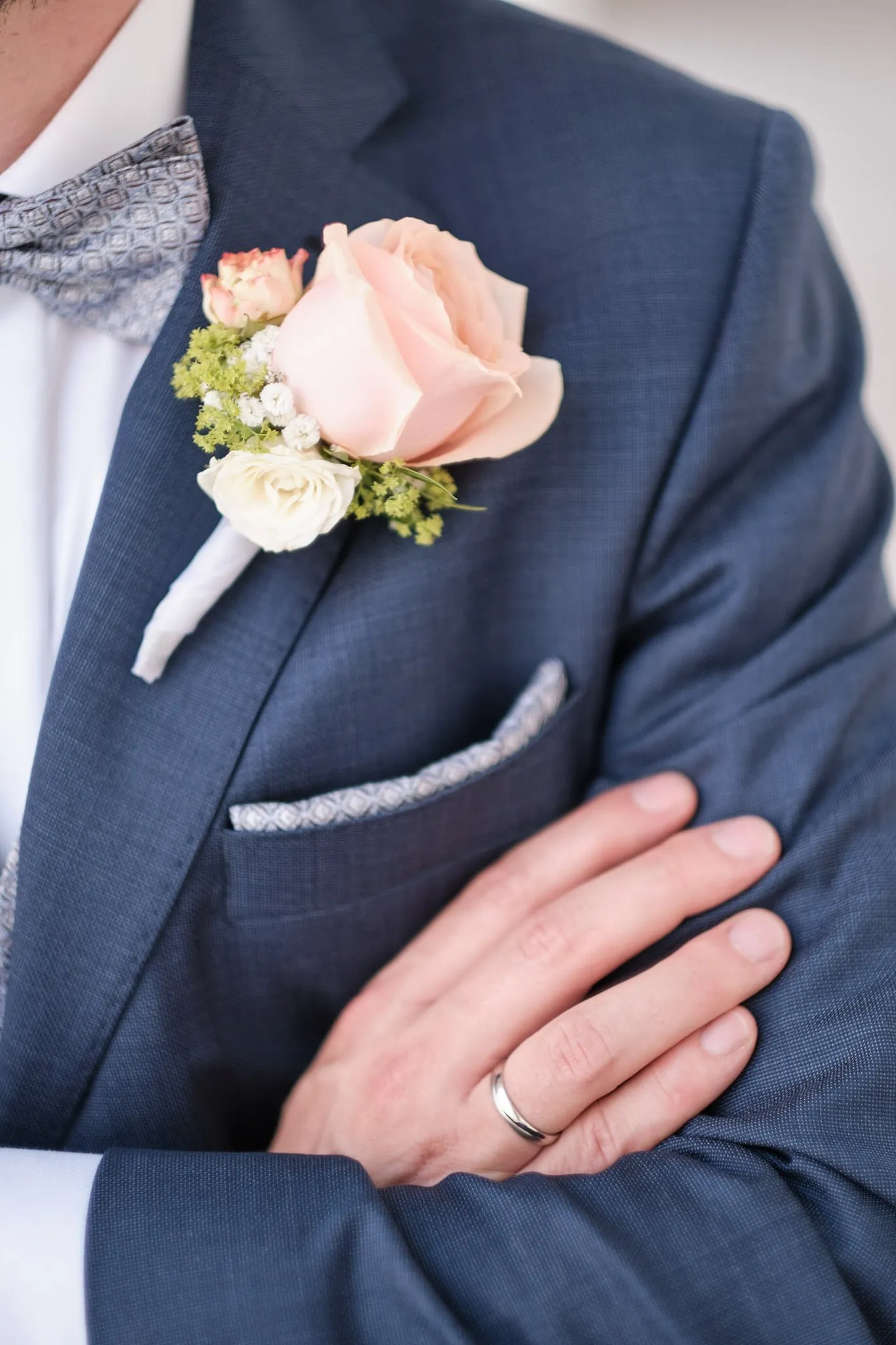 Anstecker mit Rose am Sakko des Bräutigams – Hochzeit Martin & Nina, Wittelsbacher Schloss Friedberg