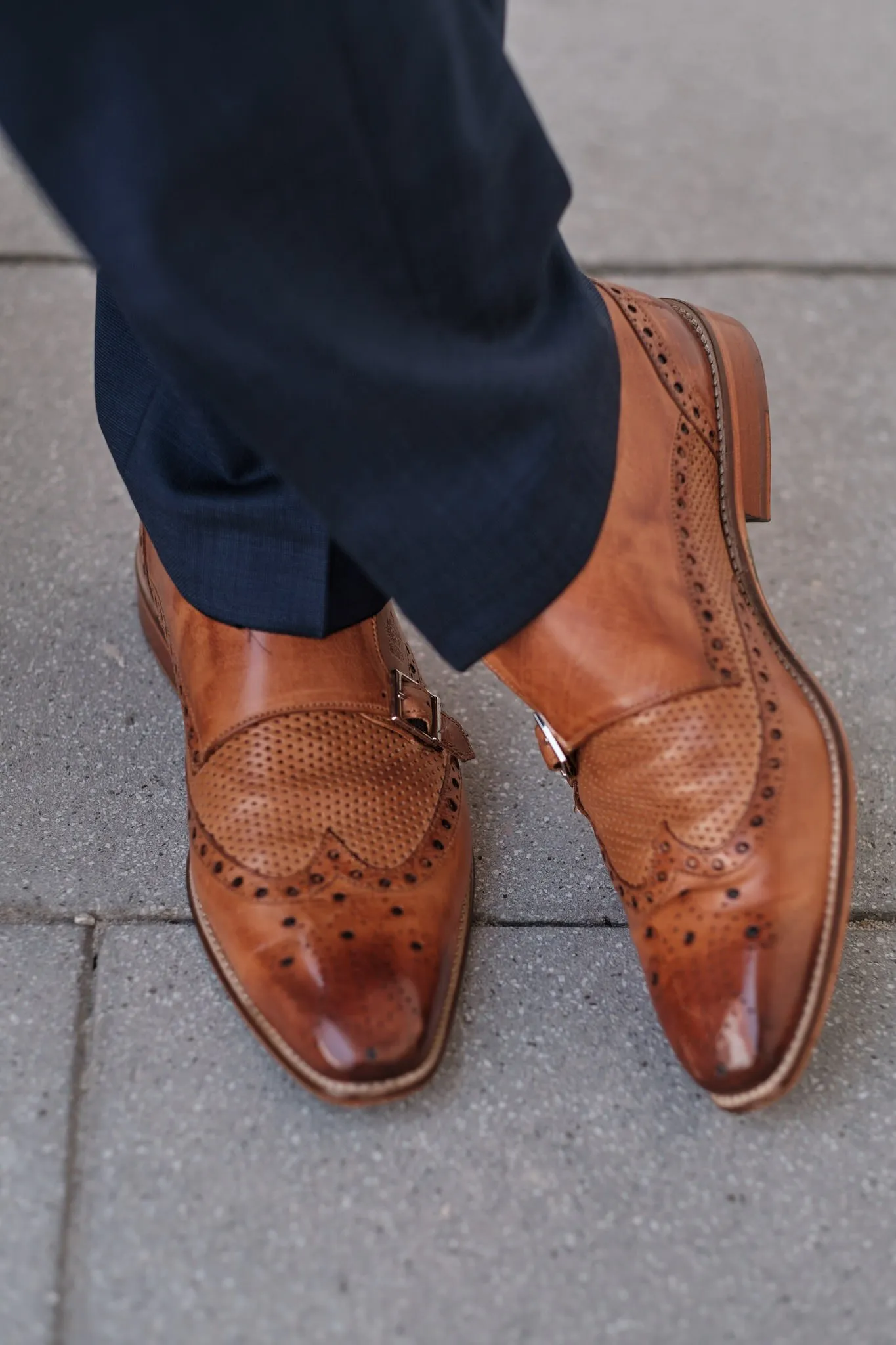 Braune Budapester Schuhe des Bräutigams auf dem Pflaster – Hochzeit Martin & Nina, Wittelsbacher Schloss Friedberg