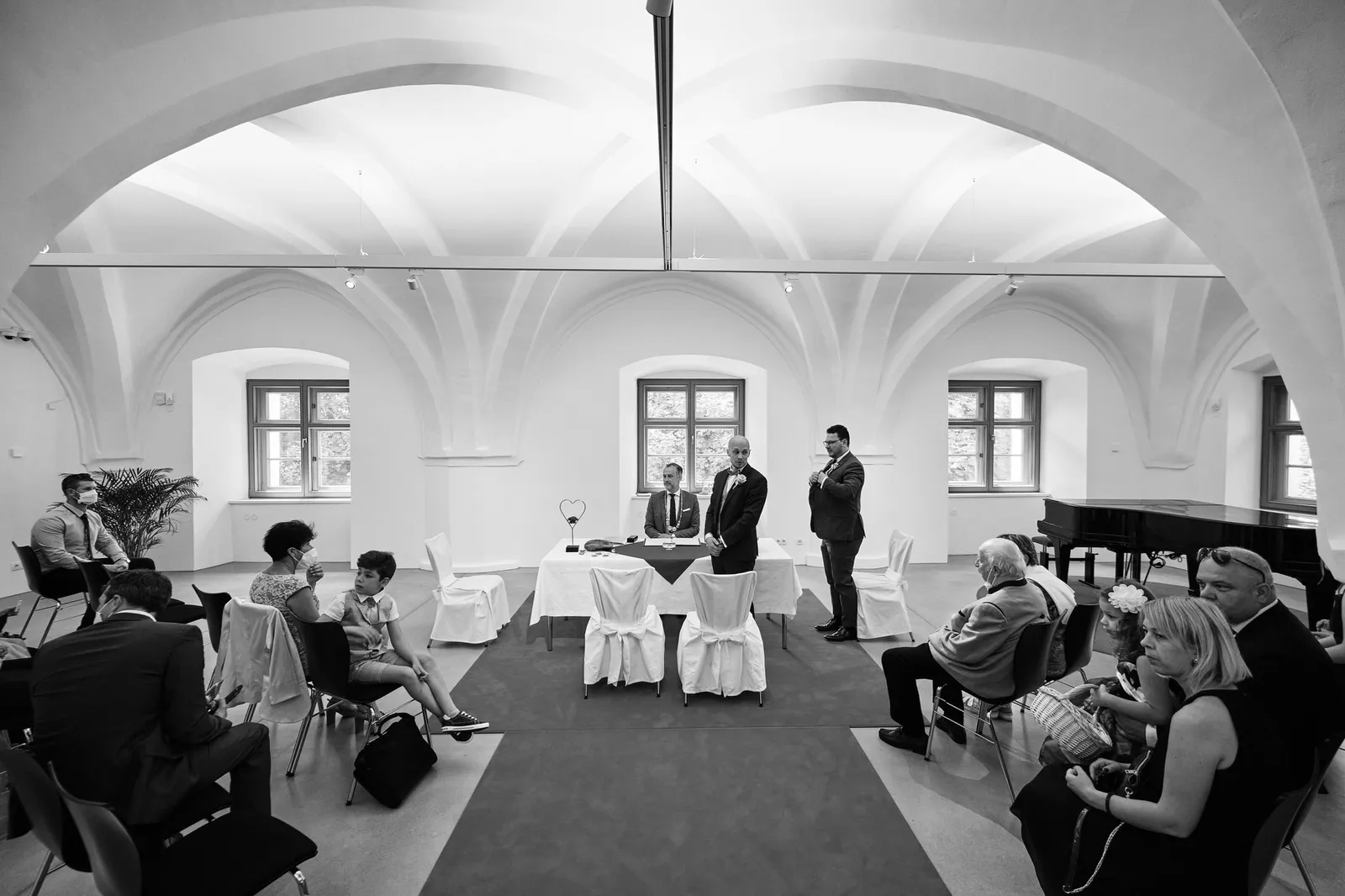 Der Saal für die standesamtliche Trauung mit Kreuzgewölbe und Gästen – Hochzeit Martin & Nina, Wittelsbacher Schloss Friedberg