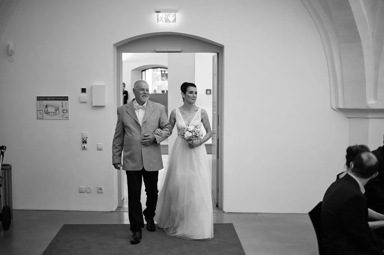 Ninas Vater führt sie zur Trauung herein – Hochzeit Martin & Nina, Wittelsbacher Schloss Friedberg