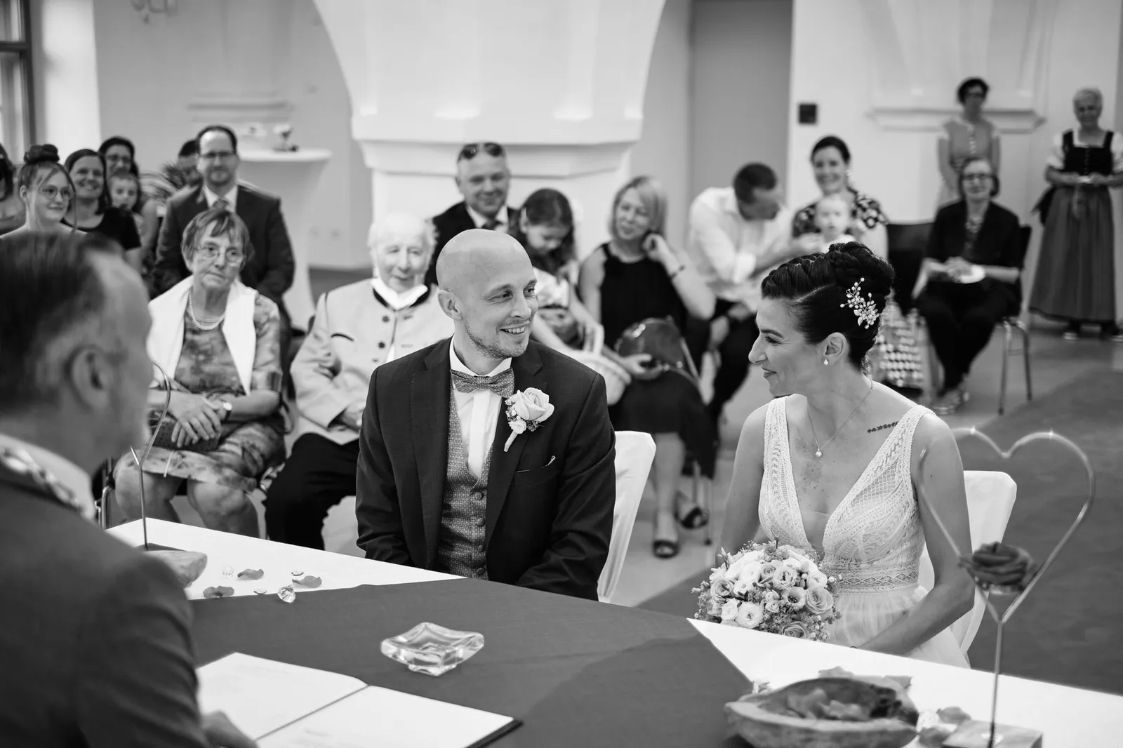 Martin und Nina am Trautisch vor ihren Gästen – Hochzeit Martin & Nina, Wittelsbacher Schloss Friedberg