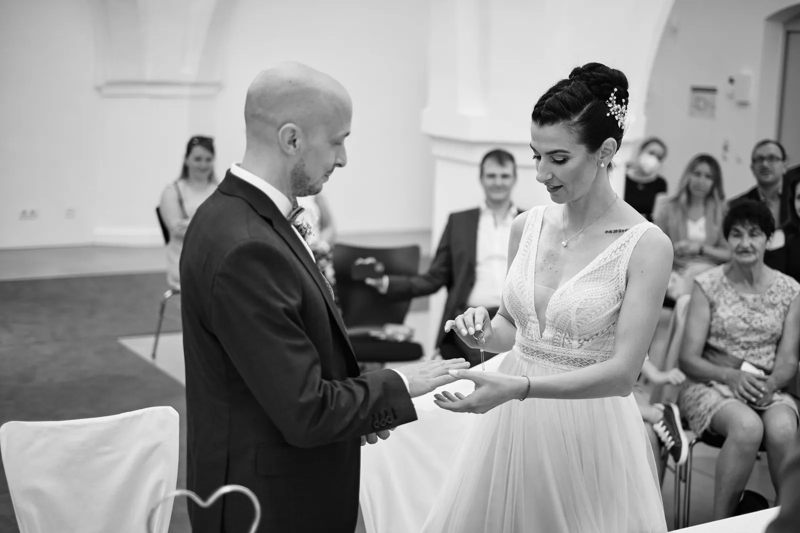 Martin steckt Nina bei der Trauung den Ring an – Hochzeit Martin & Nina, Wittelsbacher Schloss Friedberg