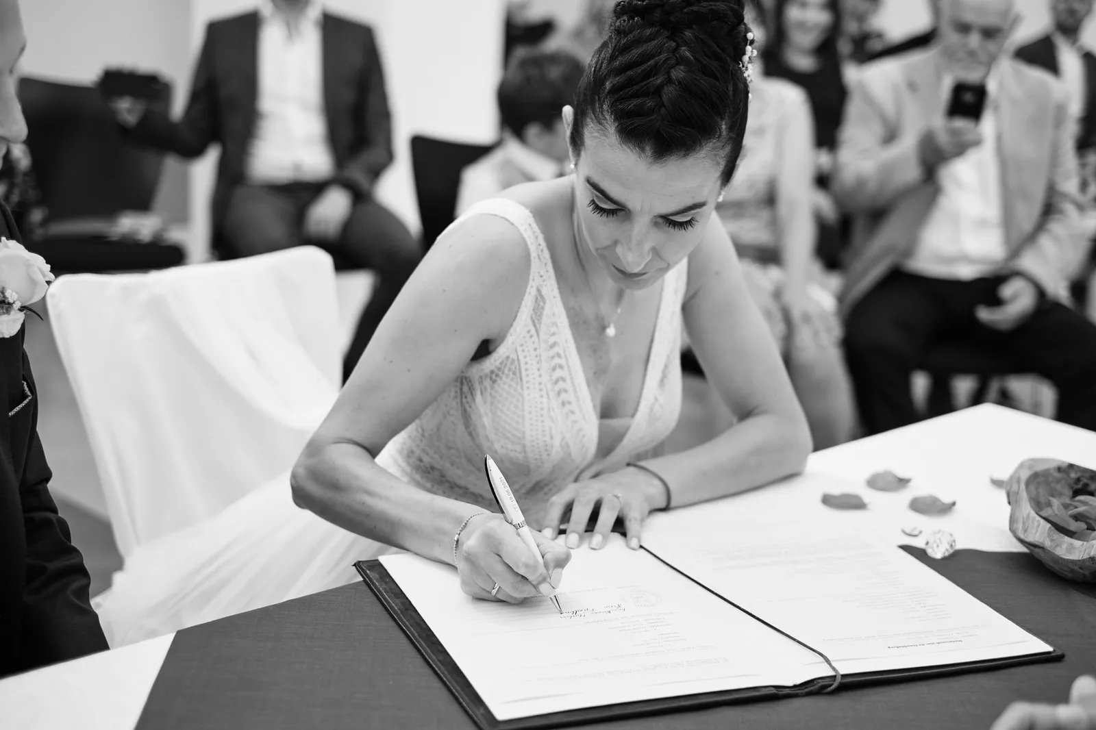 Nina unterschreibt die Heiratsurkunde – Hochzeit Martin & Nina, Wittelsbacher Schloss Friedberg