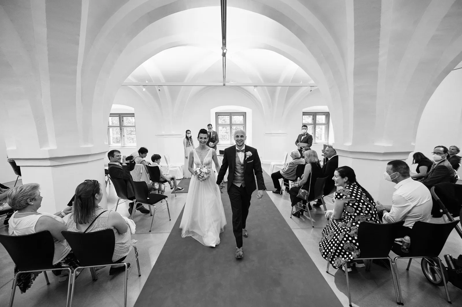 Martin und Nina ziehen nach der Trauung durch den Mittelgang aus – Hochzeit Martin & Nina, Wittelsbacher Schloss Friedberg
