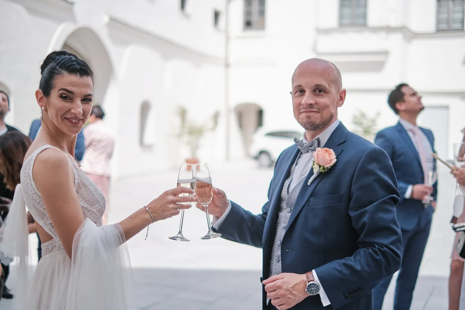 Martin und Nina stoßen beim Sektempfang im Schlosshof an – Hochzeit Martin & Nina, Wittelsbacher Schloss Friedberg