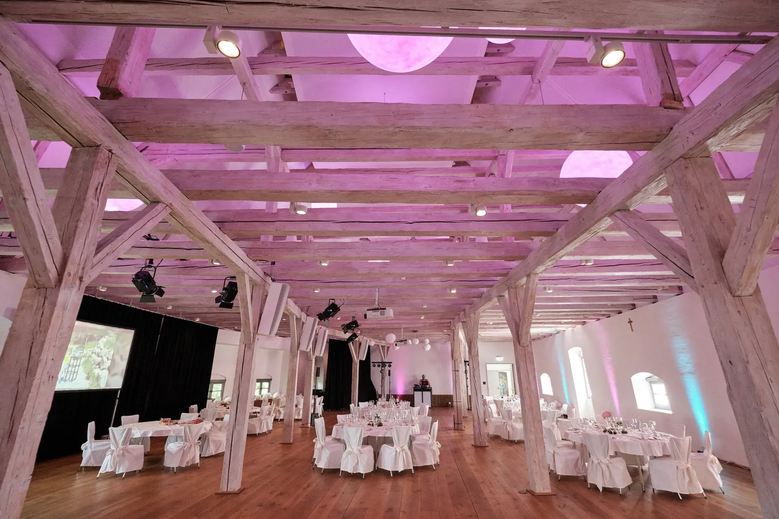 Der eingedeckte Große Saal mit Holzdachstuhl – Hochzeit Martin & Nina, Wittelsbacher Schloss Friedberg