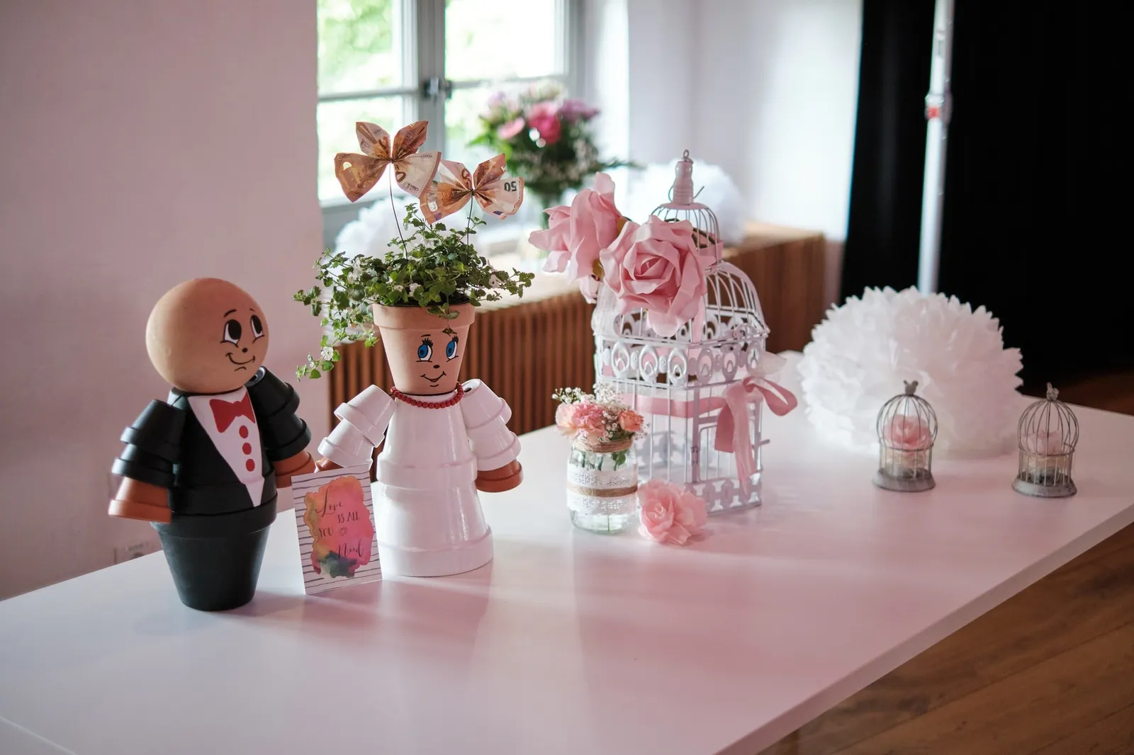 Deko mit Holzfiguren und Vogelkäfig im Festsaal – Hochzeit Martin & Nina, Wittelsbacher Schloss Friedberg