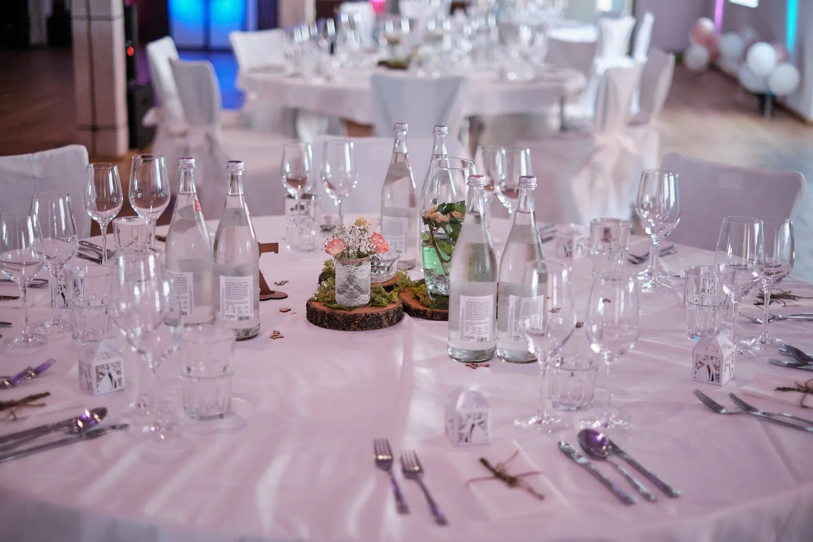 Eingedeckte Tafel mit Gläsern und Blumen – Hochzeit Martin & Nina, Wittelsbacher Schloss Friedberg