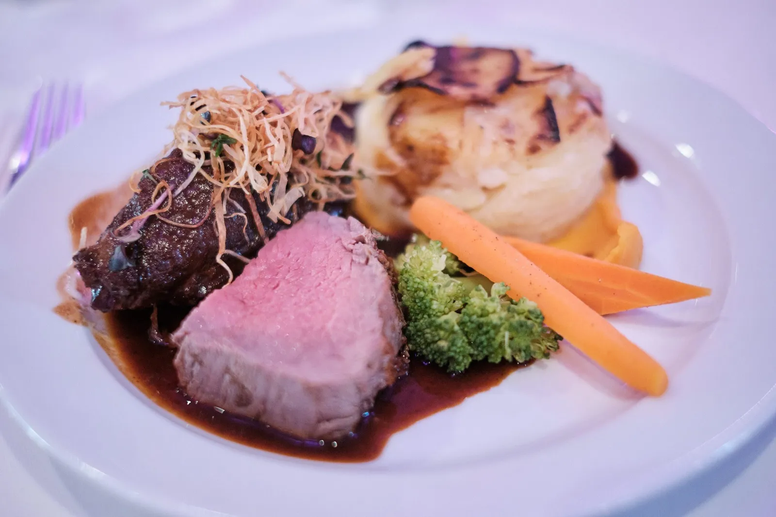 Hauptgang vom Buffet mit Fleisch und Gemüse – Hochzeit Martin & Nina, Wittelsbacher Schloss Friedberg